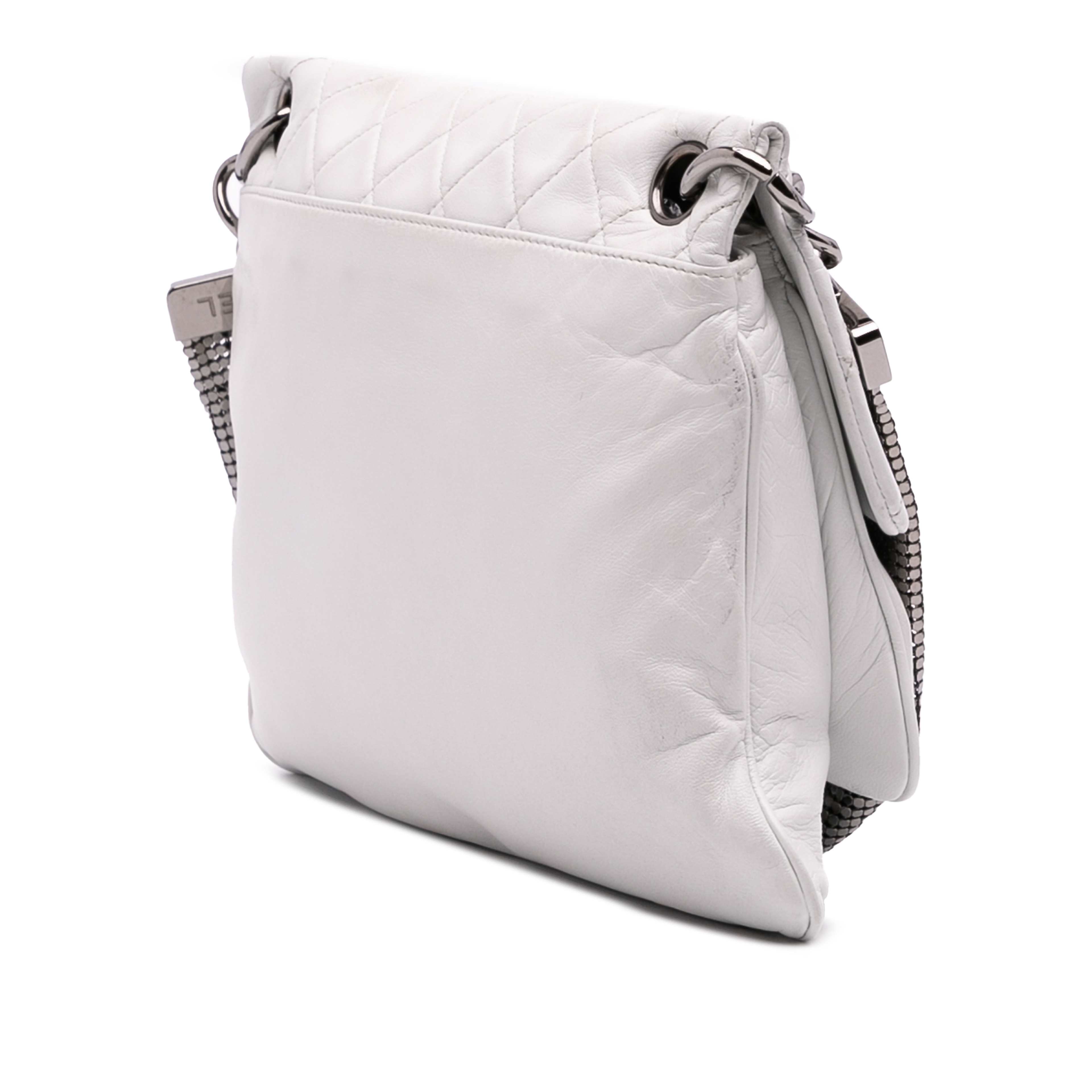 Chanel Cc Quilted Soft Lambskin Chain Mail Shoulder Bag, från Luxclusif, i färgen silver. Klicka för att öppna bilden i stort format