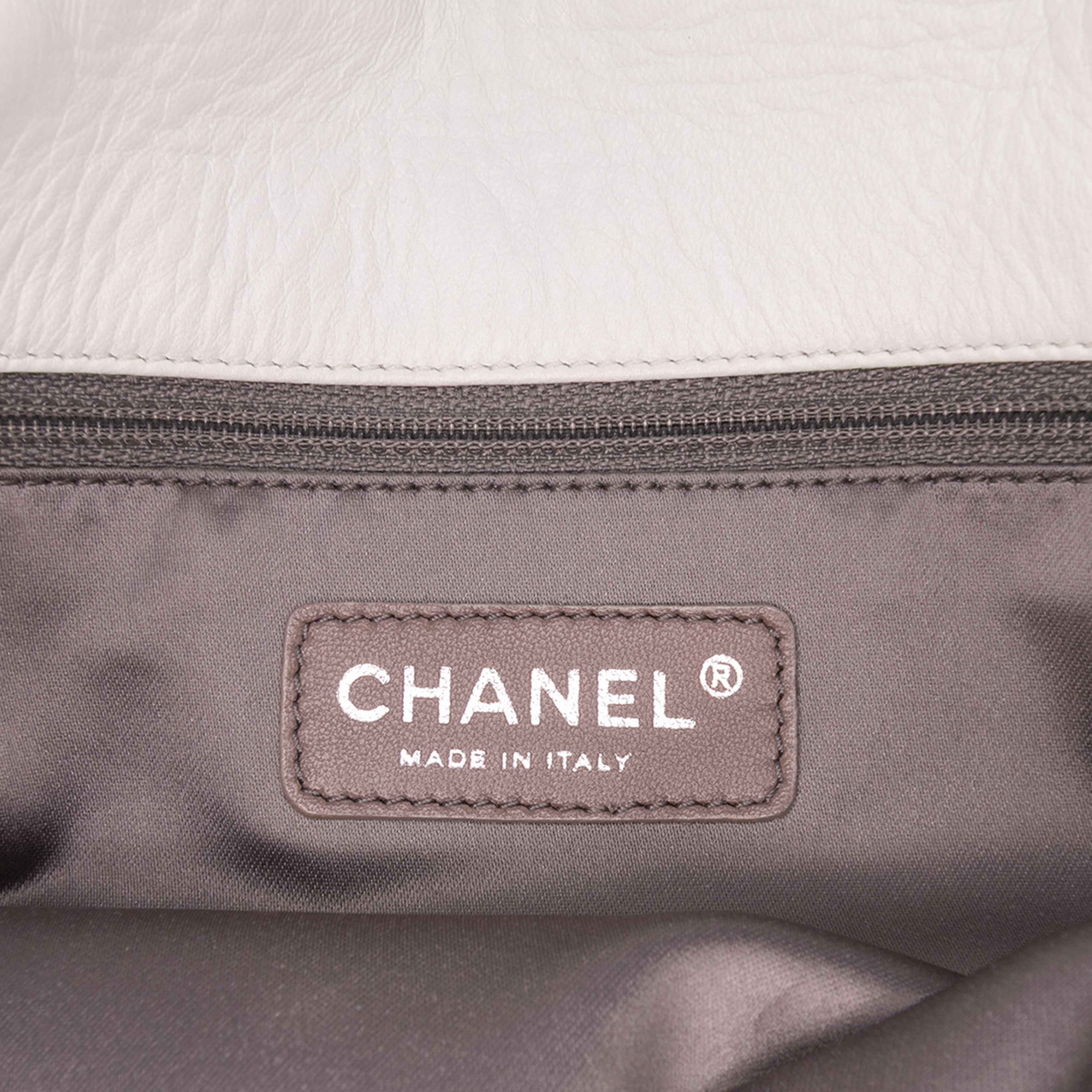 Chanel Cc Quilted Soft Lambskin Chain Mail Shoulder Bag, från Luxclusif, i färgen white. Klicka för att öppna bilden i stort format