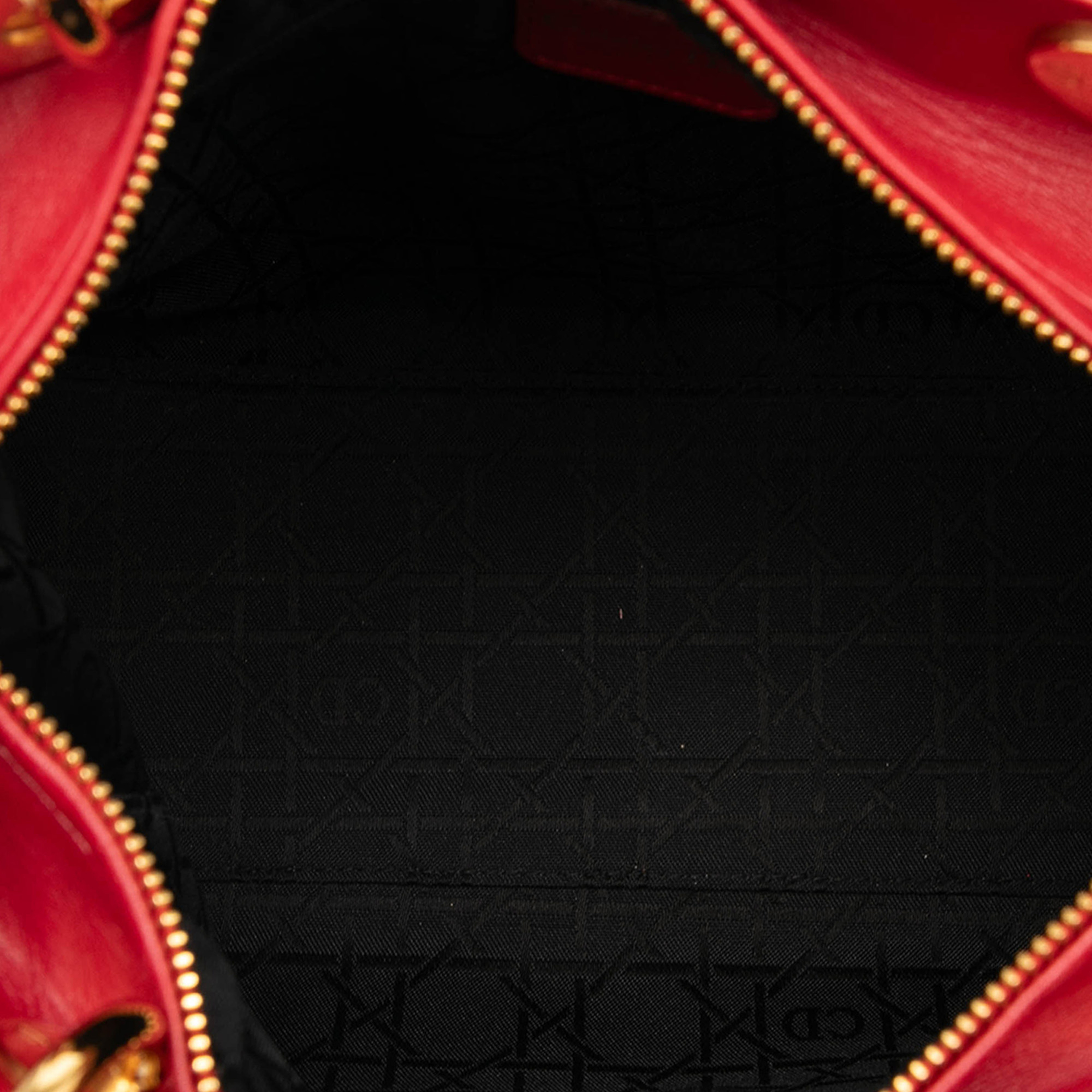 Dior Medium Lambskin Cannage Lady Dior, från Luxclusif, i färgen red. Klicka för att öppna bilden i stort format