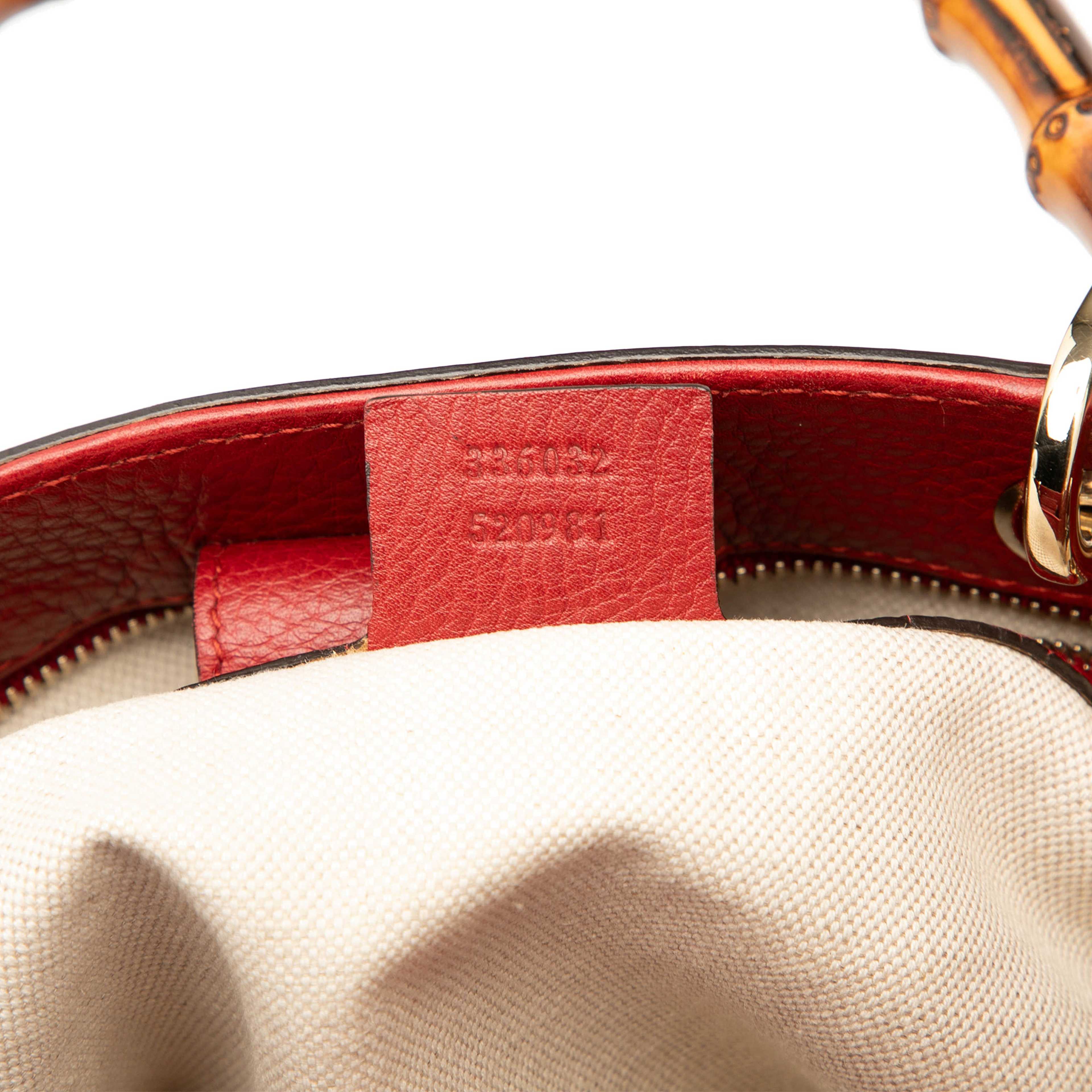 Gucci Small Calfskin Bamboo Shopper Satchel, från Luxclusif, i färgen red. Klicka för att öppna bilden i stort format