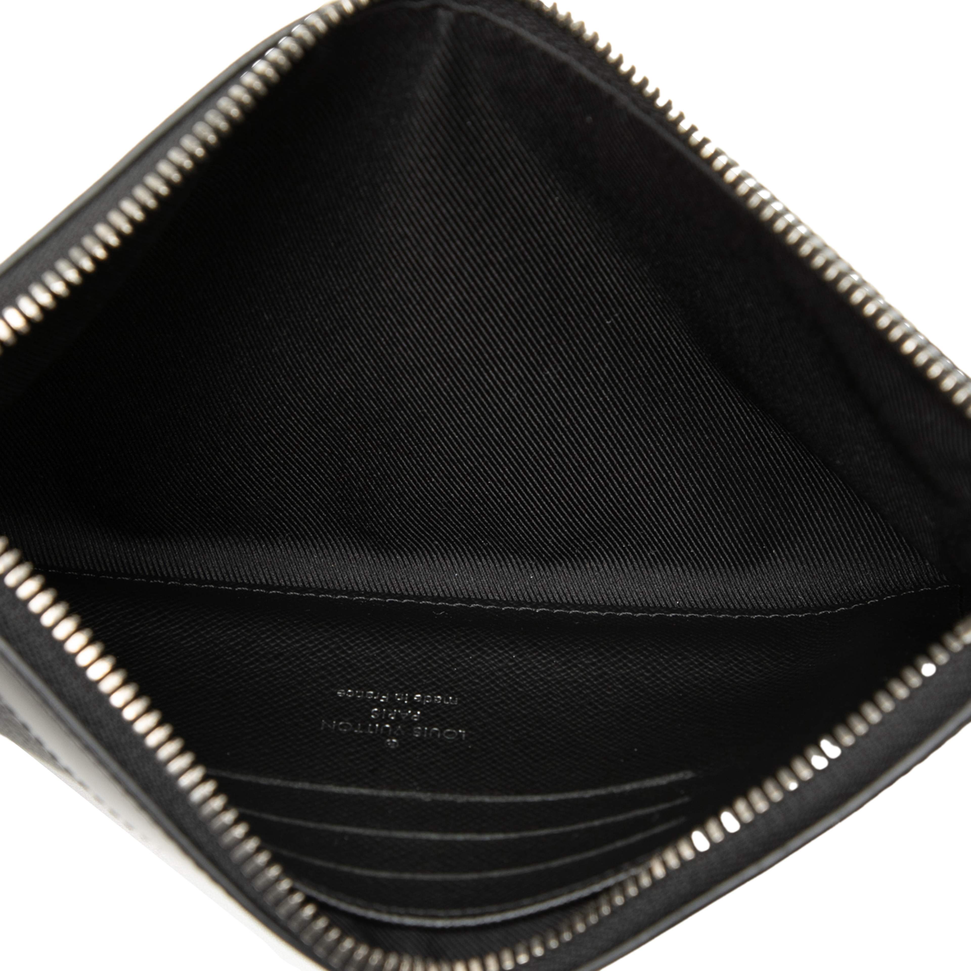 Louis Vuitton Monogram Eclipse Pochette Discovery Pm, från Luxclusif, i färgen black. Klicka för att öppna bilden i stort format