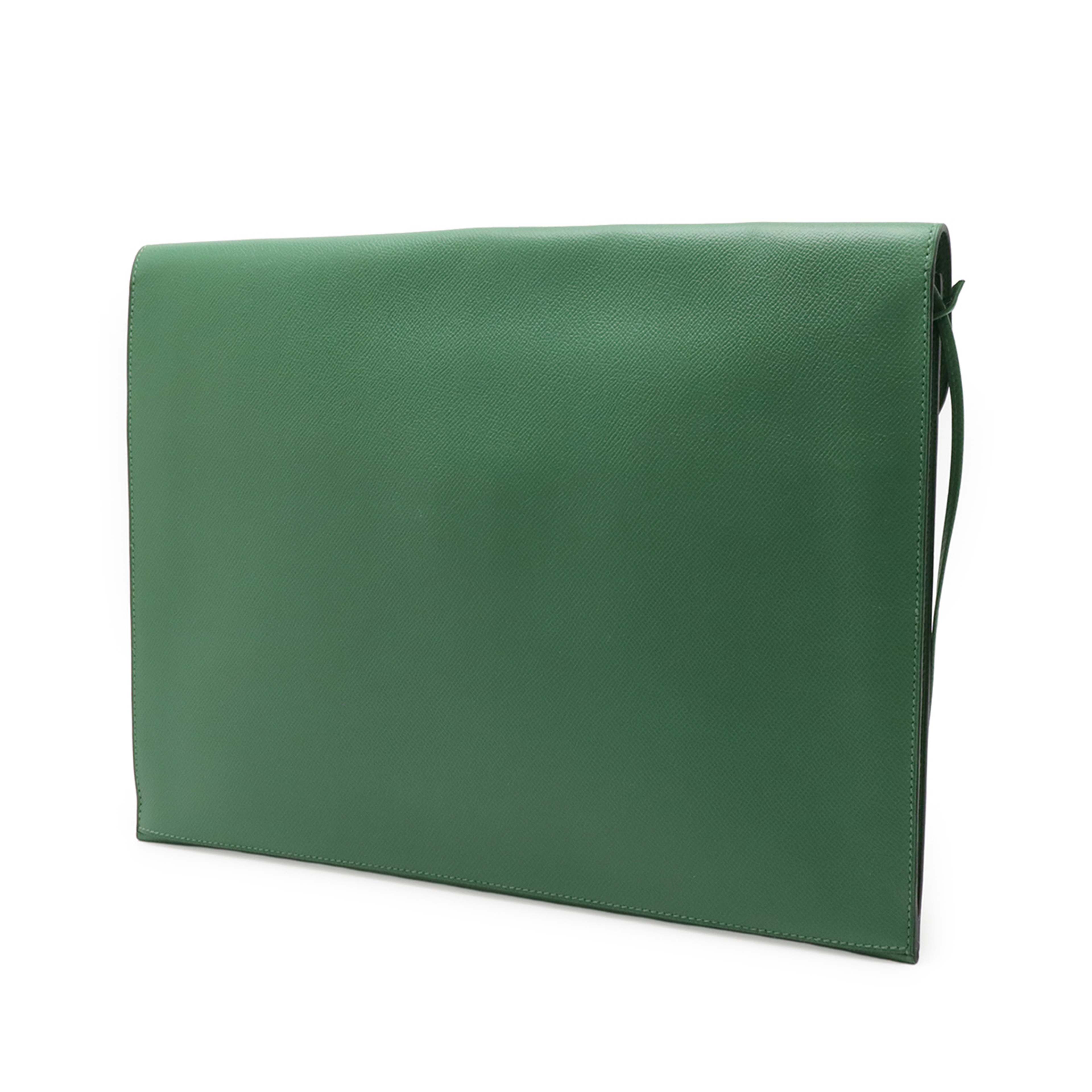 Hermès Courchevel Kirius Clutch, från Luxclusif, i färgen grön. Klicka för att öppna bilden i stort format