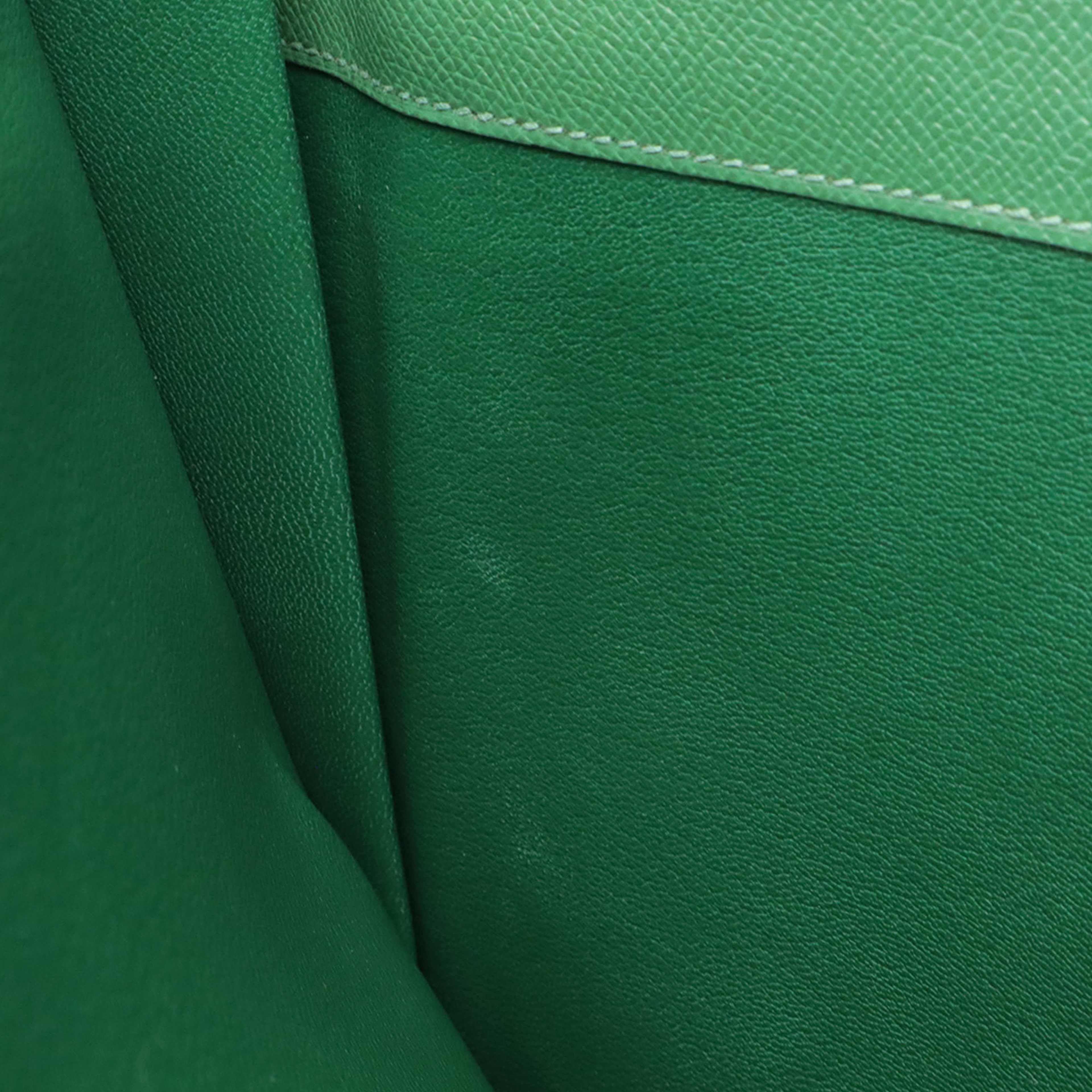 Hermès Courchevel Kirius Clutch, från Luxclusif, i färgen grön. Klicka för att öppna bilden i stort format