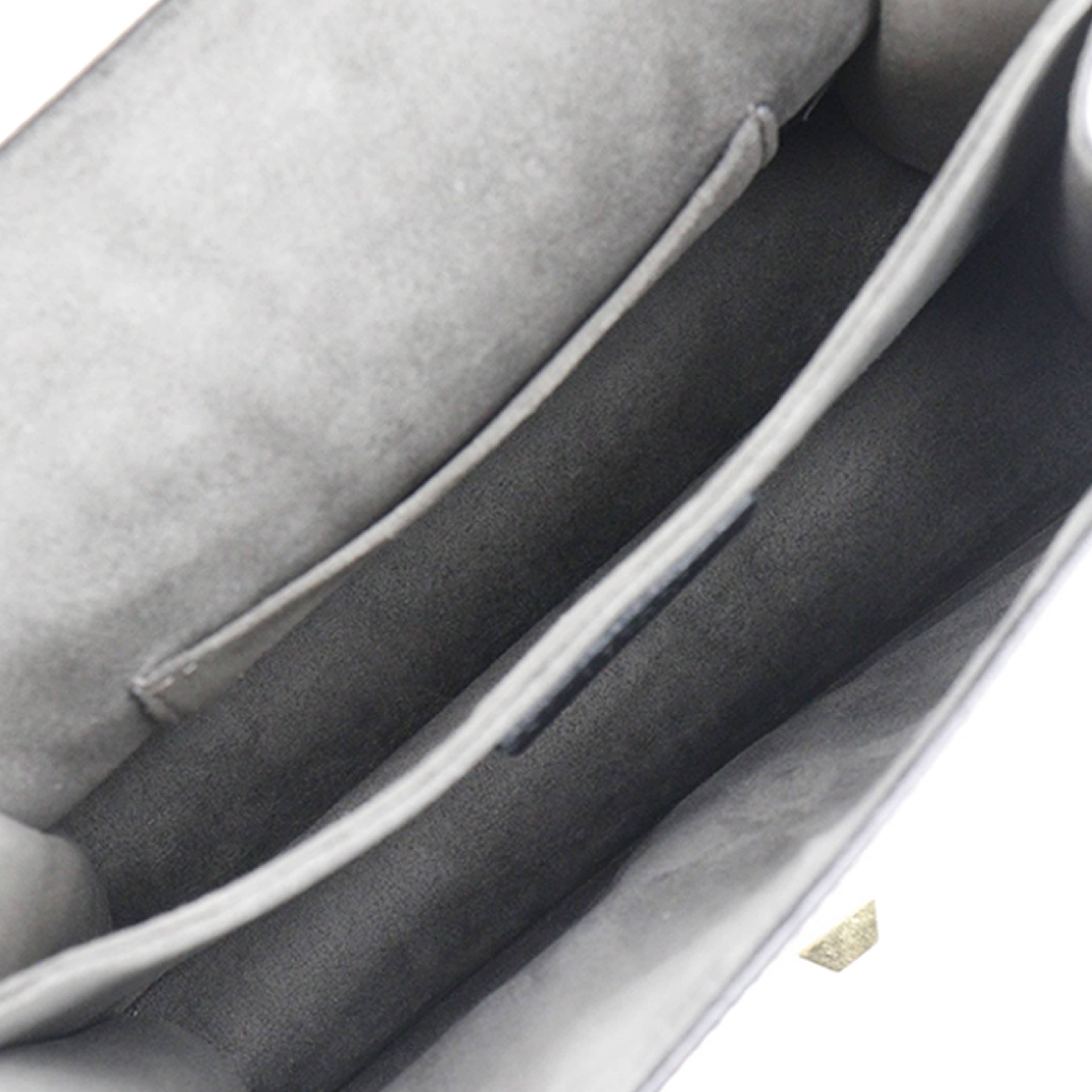 Fendi Vitello Liberty Lucido Catalan Small Mirror Hypnoteyes Studded Kan I Crossbody, från Luxclusif, i färgen beige. Klicka för att öppna bilden i stort format