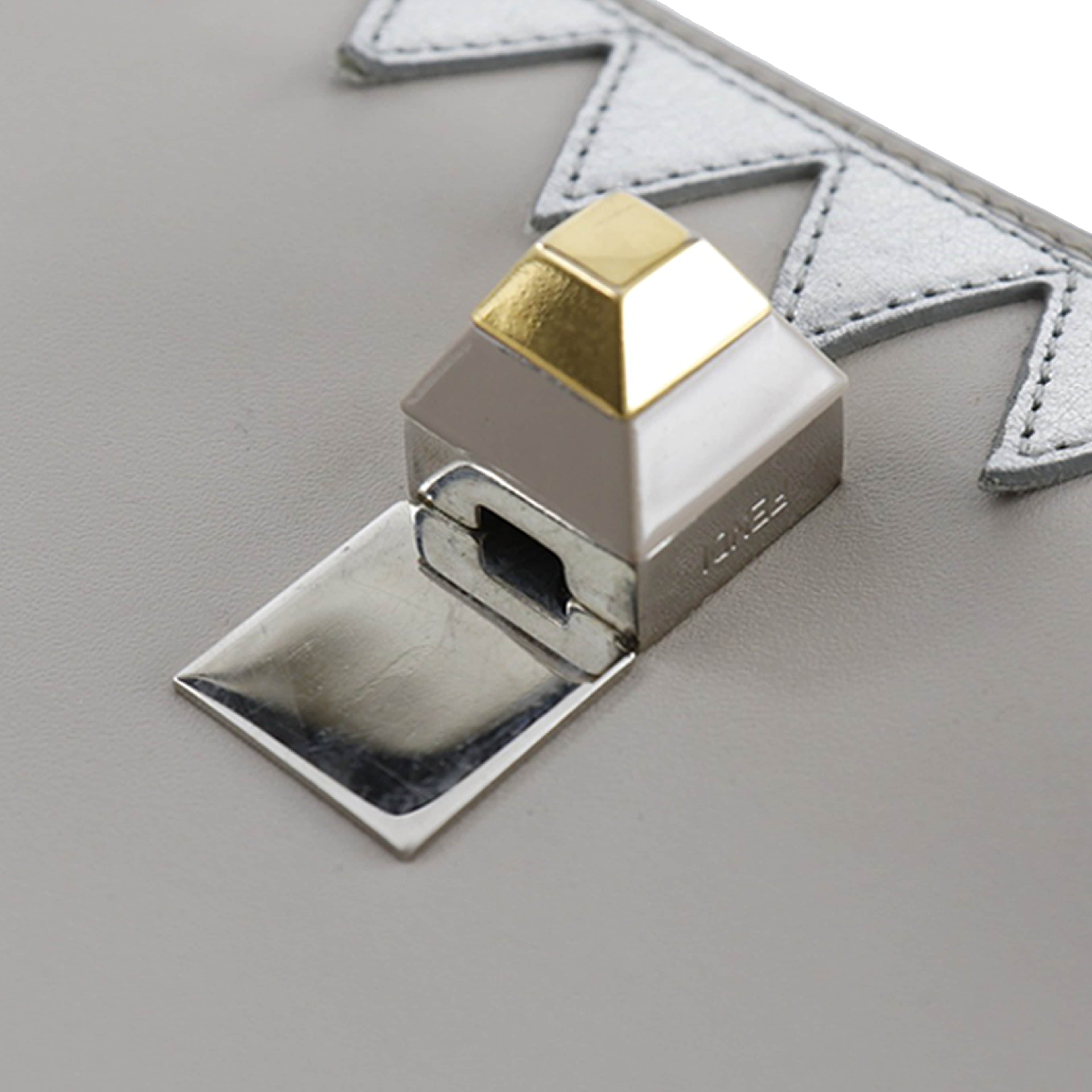 Fendi Vitello Liberty Lucido Catalan Small Mirror Hypnoteyes Studded Kan I Crossbody, från Luxclusif, i färgen beige. Klicka för att öppna bilden i stort format