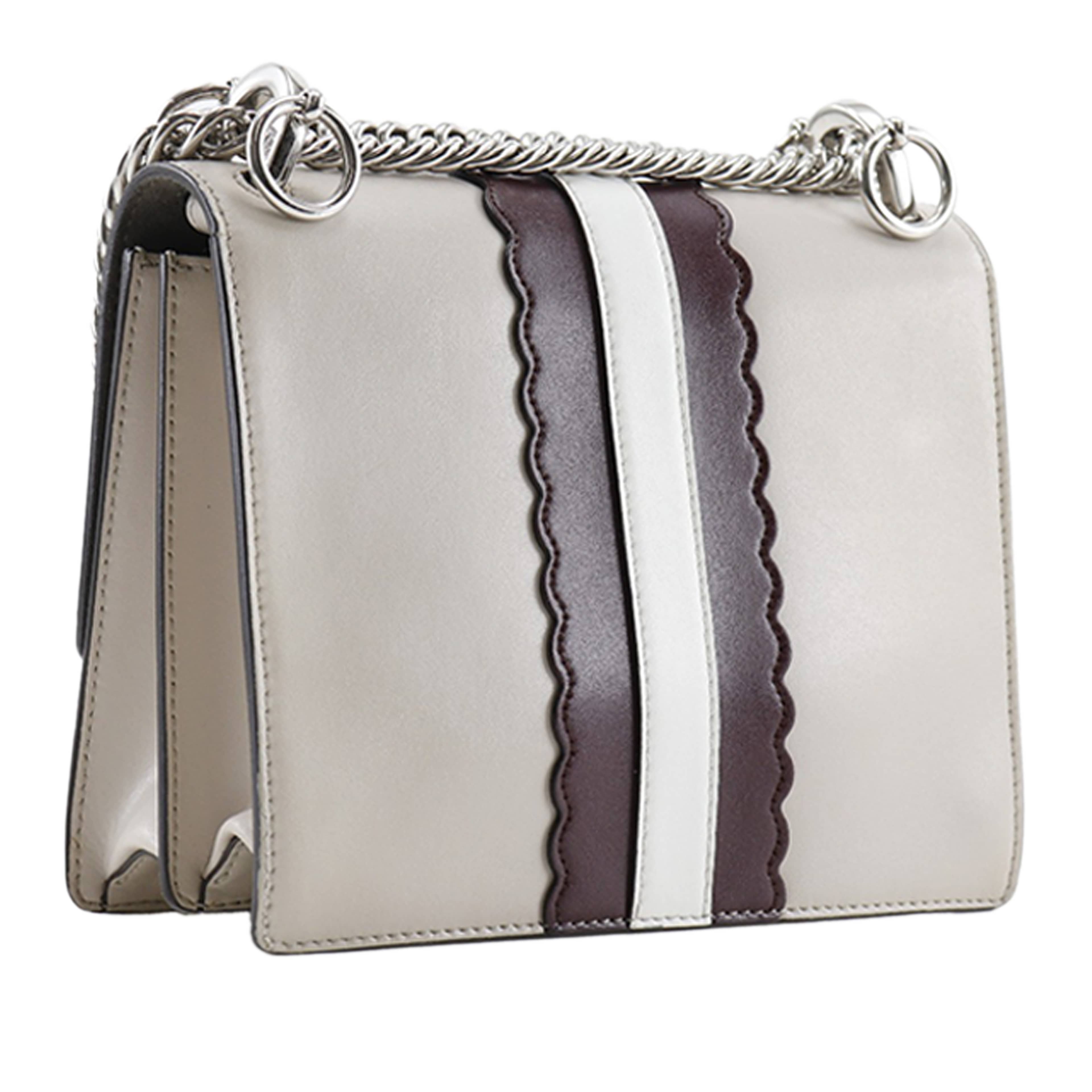 Fendi Vitello Liberty Lucido Catalan Small Mirror Hypnoteyes Studded Kan I Crossbody, från Luxclusif, i färgen beige. Klicka för att öppna bilden i stort format