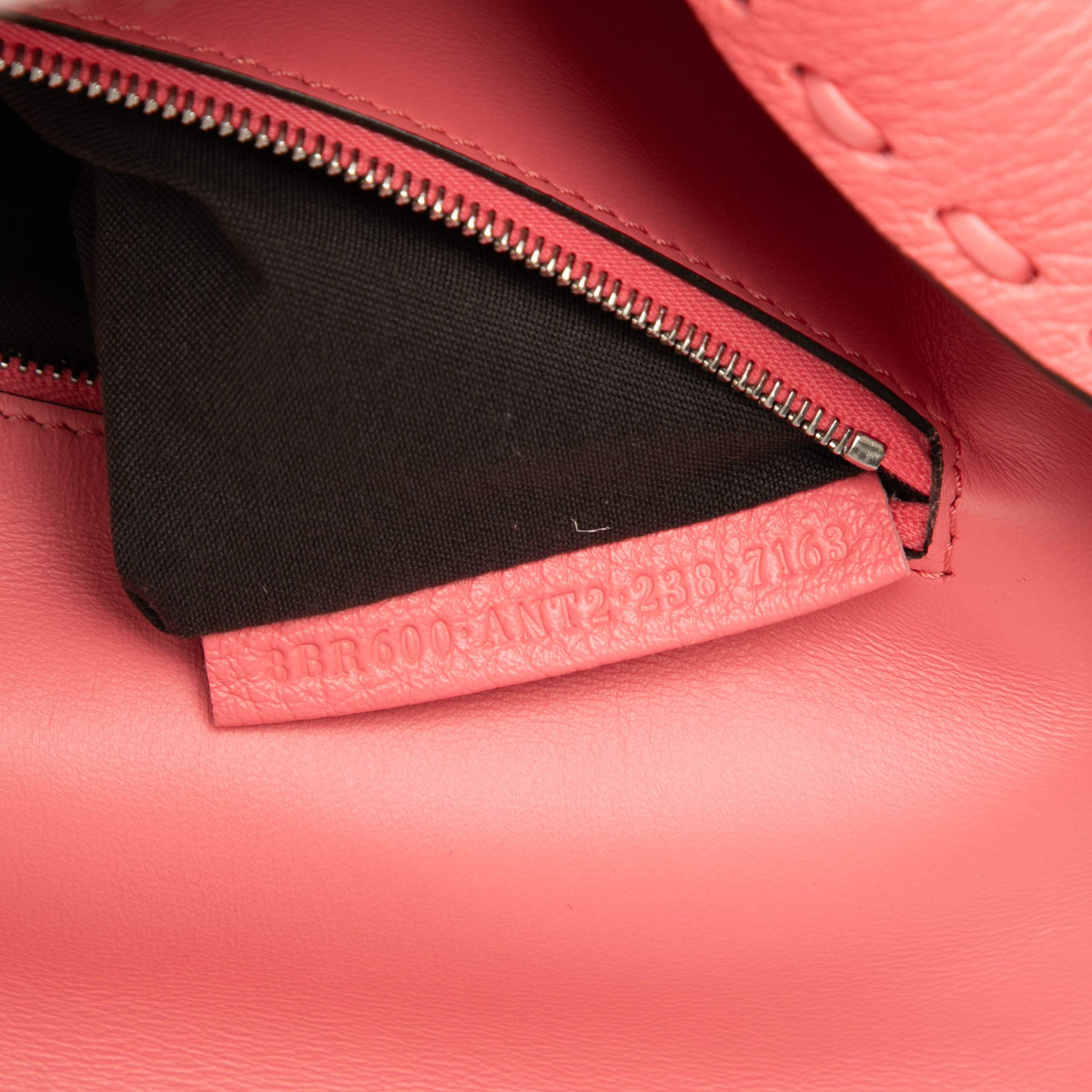 Fendi Leather Selleria Baguette Satchel, från Luxclusif, i färgen rosa. Klicka för att öppna bilden i stort format