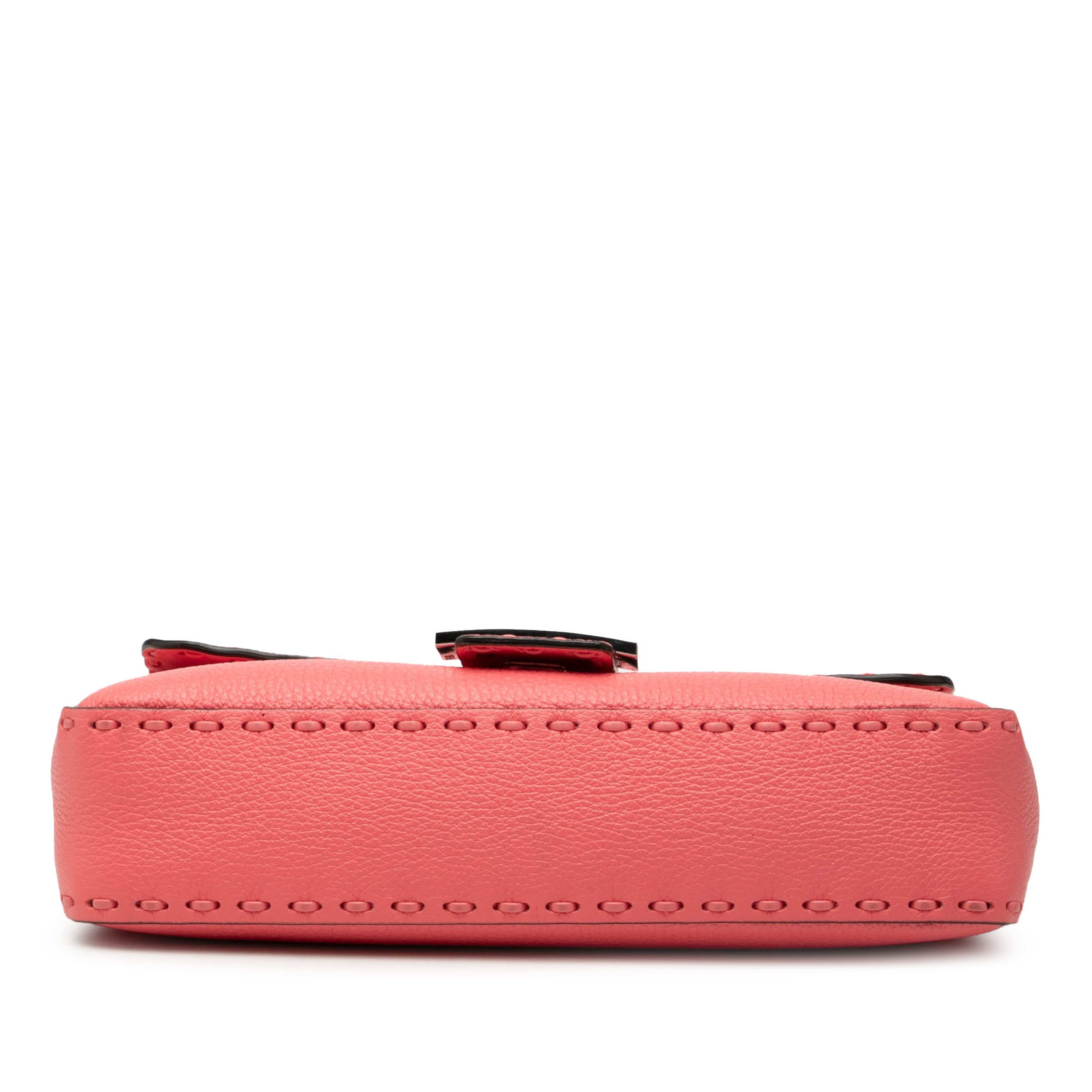 Fendi Leather Selleria Baguette Satchel, från Luxclusif, i färgen rosa. Klicka för att öppna bilden i stort format