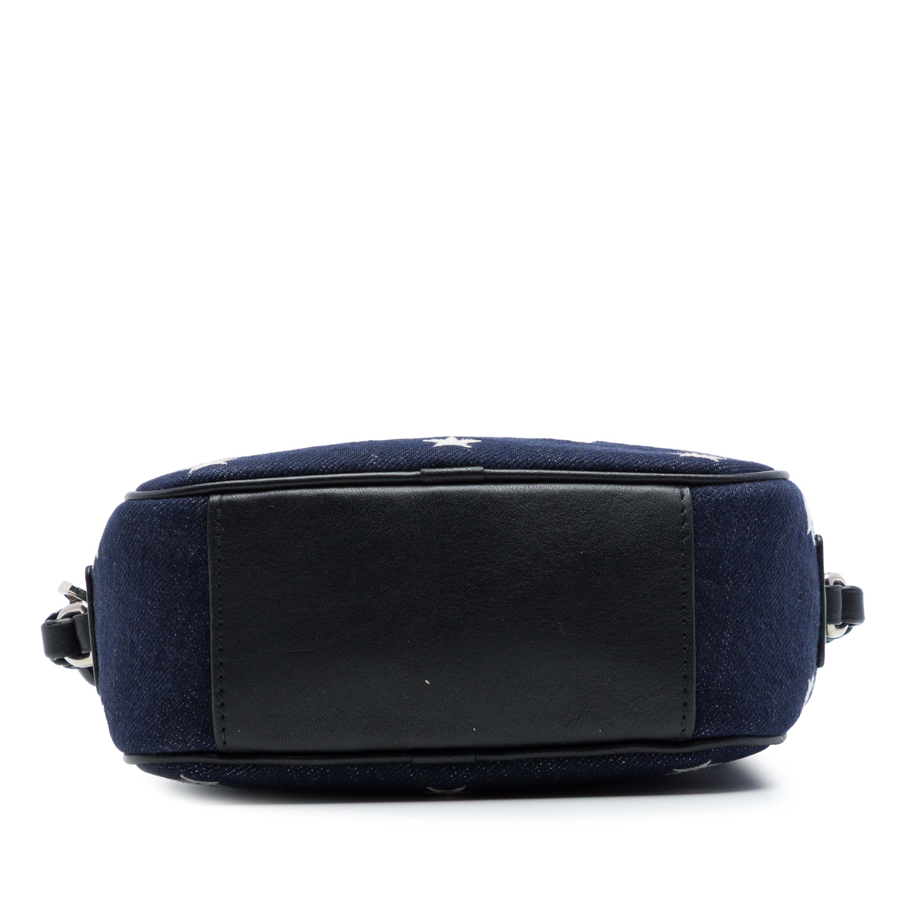 Burberry Denim Tb Logo Kids Star Camera Bag, från Luxclusif, i färgen blå. Klicka för att öppna bilden i stort format