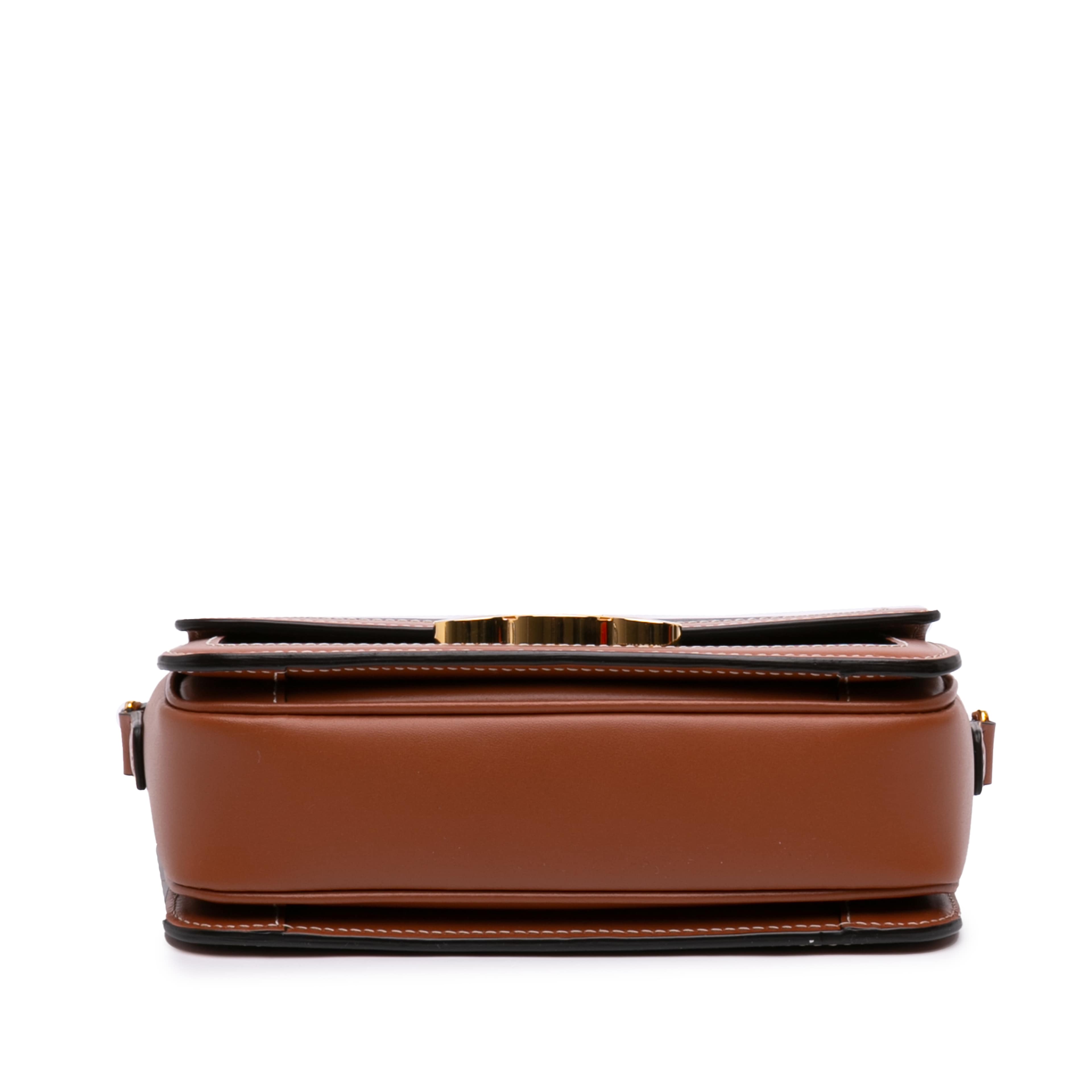 Celine Teen Triomphe Coated Canvas And Calfskin Triomphe Crossbody, från Luxclusif, i färgen dark brown. Klicka för att öppna bilden i stort format