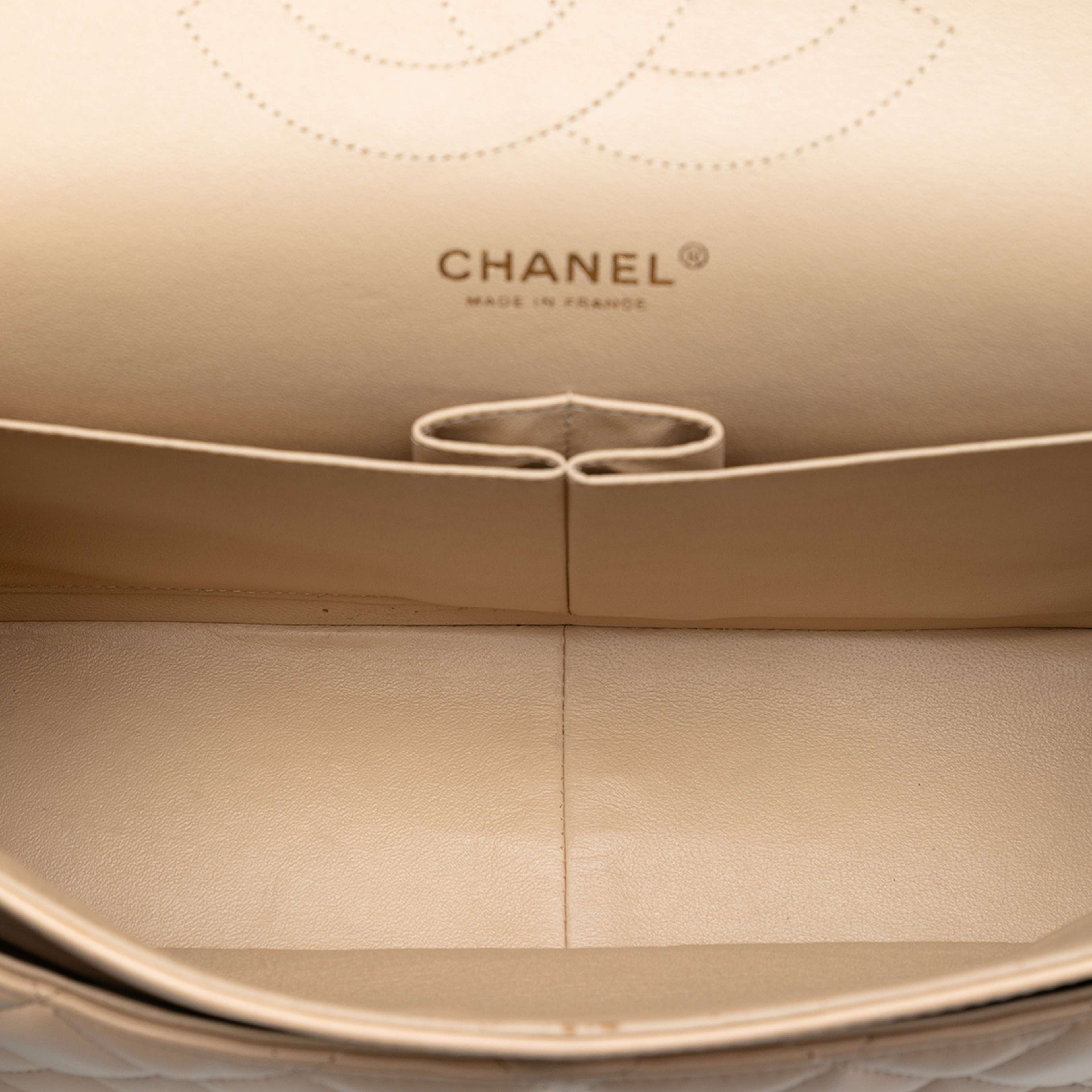 Chanel Jumbo Classic Lambskin Double Flap, från Luxclusif, i färgen beige. Klicka för att öppna bilden i stort format