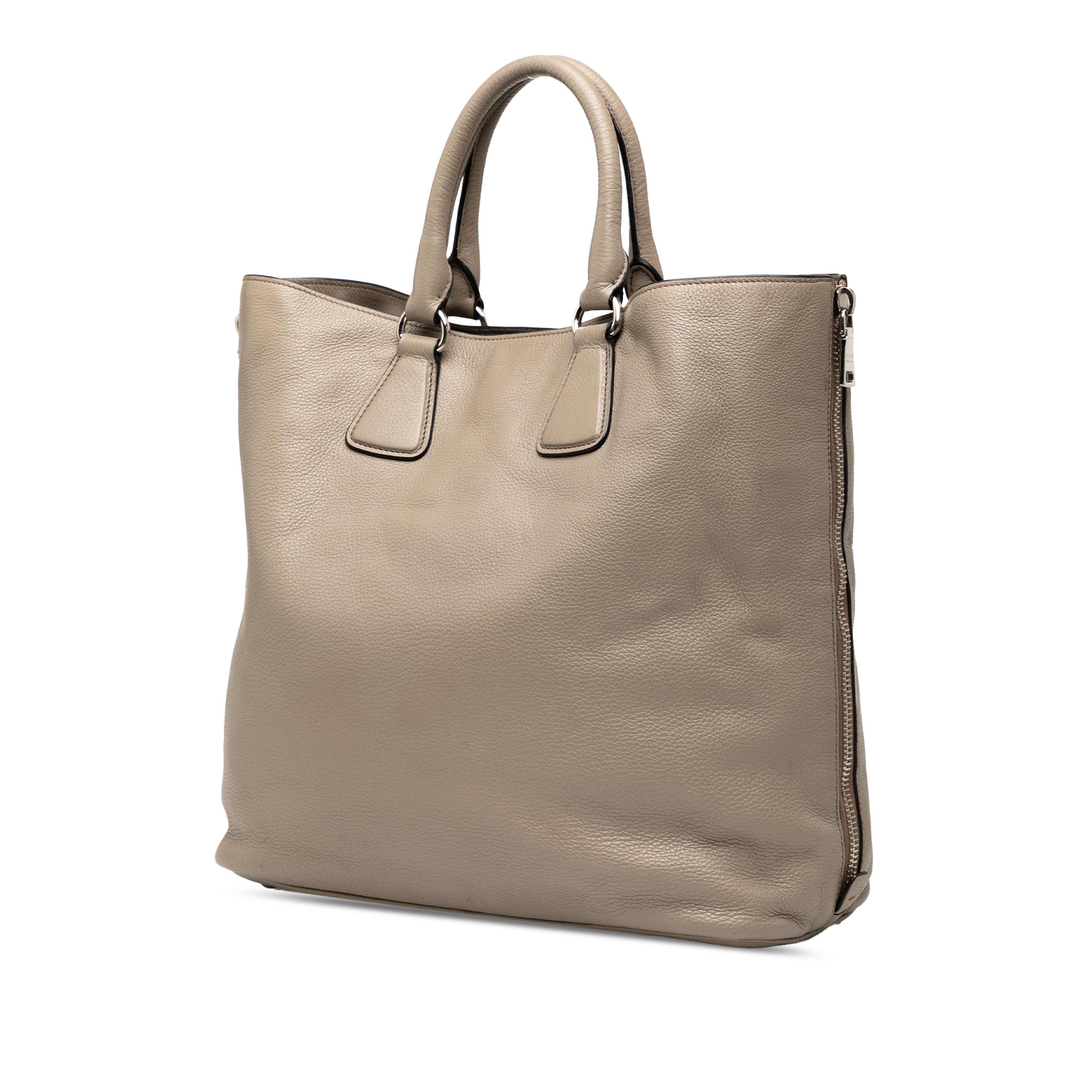 Prada Vitello Daino Side Zip Convertible Tote, från Luxclusif, i färgen taupe. Klicka för att öppna bilden i stort format