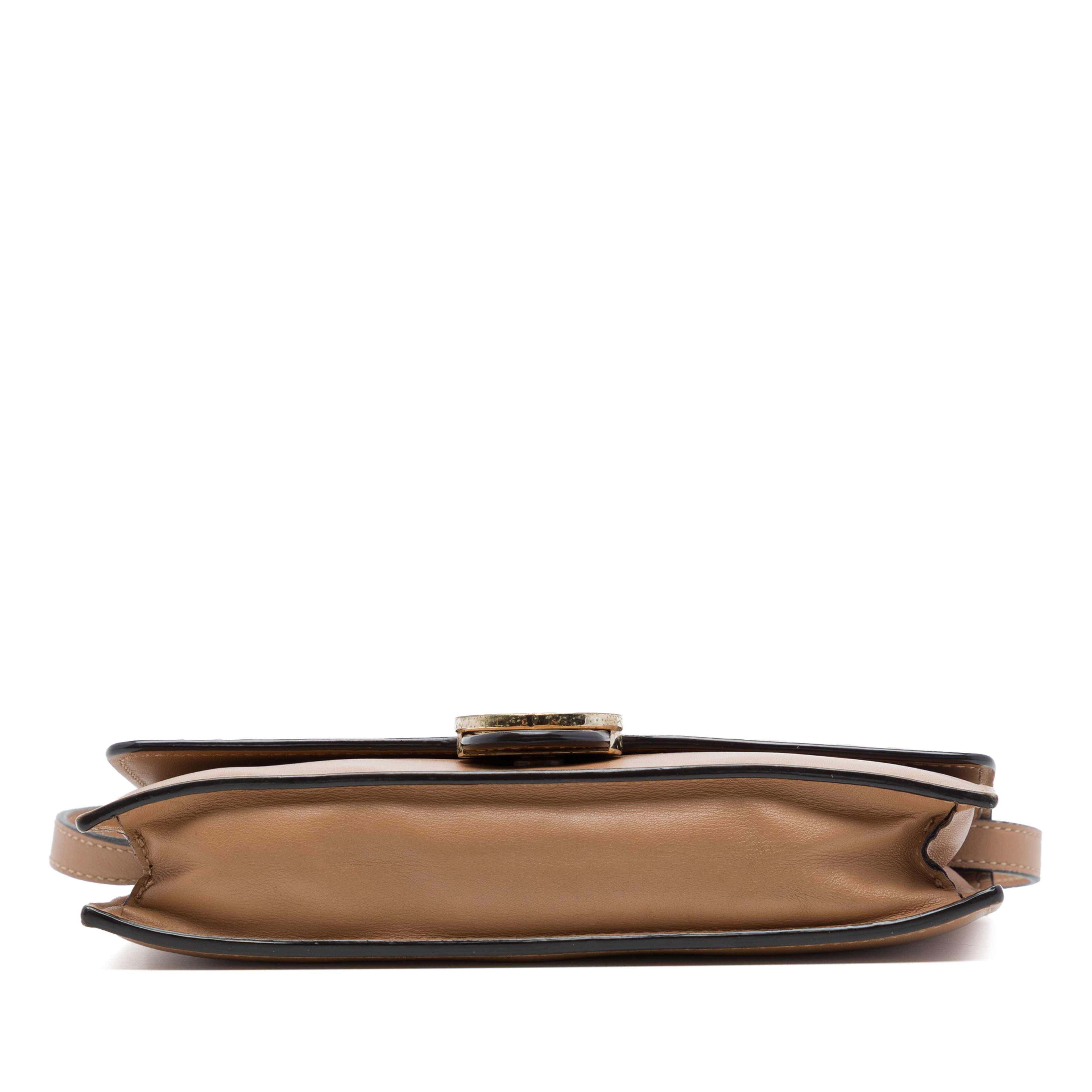 Gucci Calfskin Interlocking G Wallet On Chain, från Luxclusif, i färgen beige. Klicka för att öppna bilden i stort format