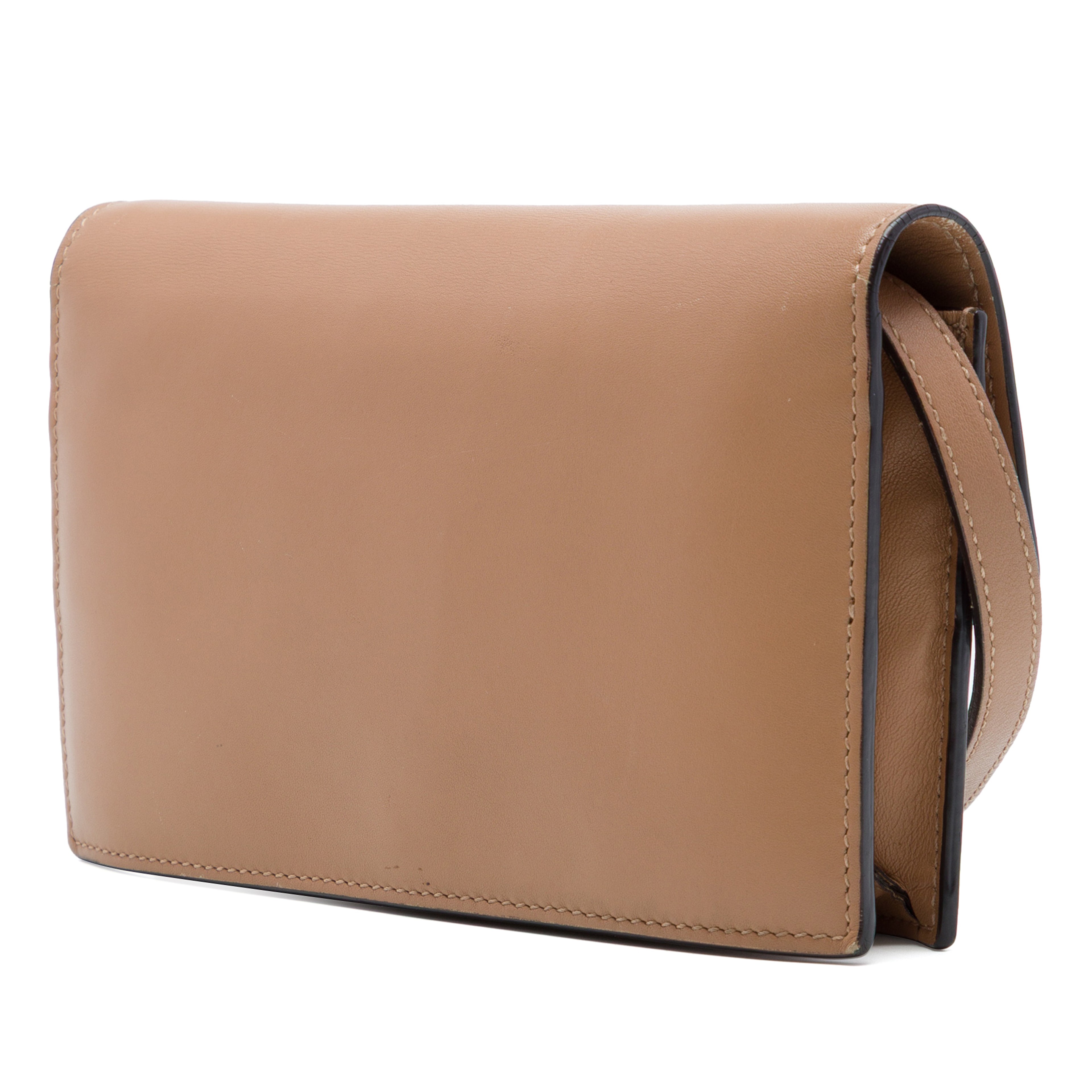 Gucci Calfskin Interlocking G Wallet On Chain, från Luxclusif, i färgen beige. Klicka för att öppna bilden i stort format