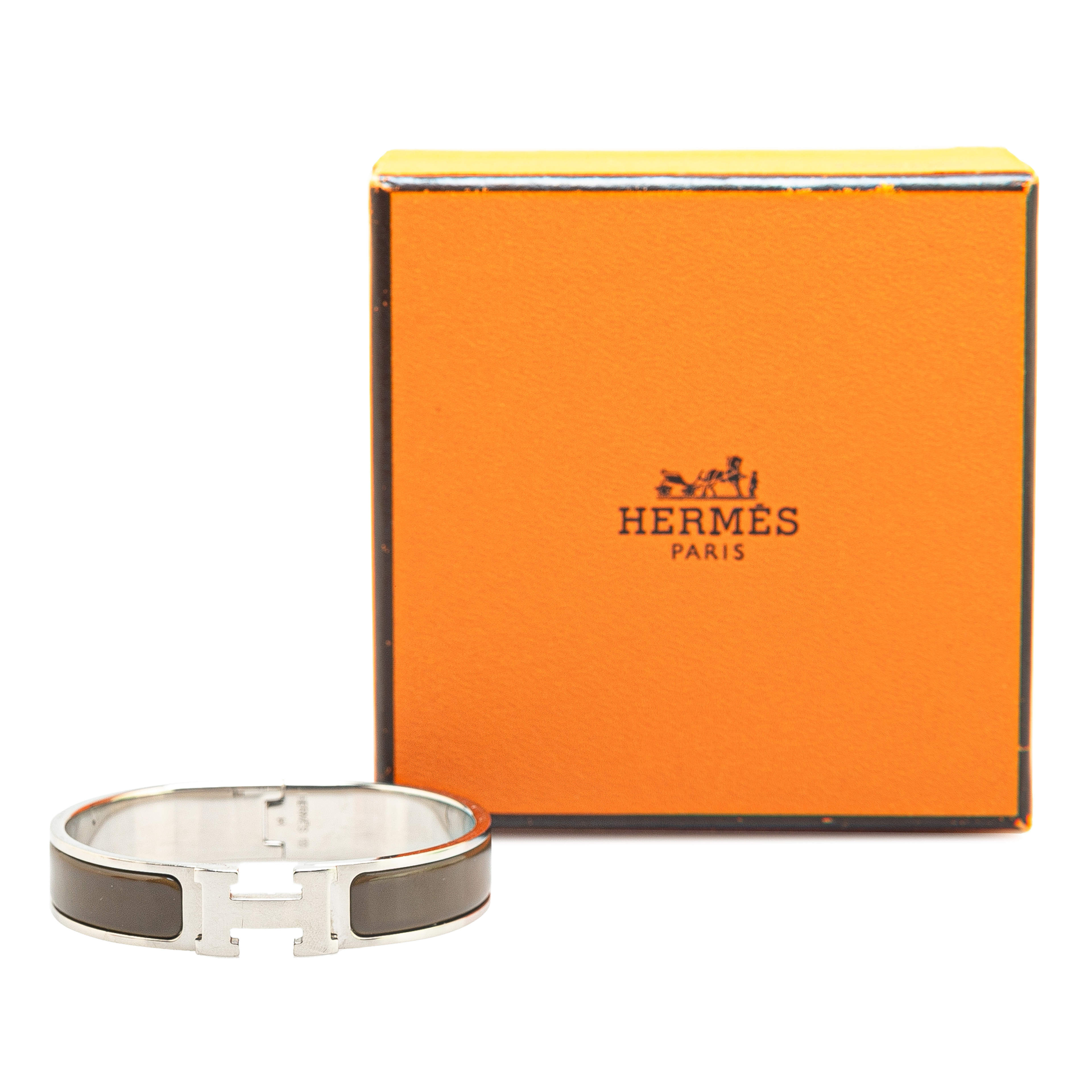 Hermès Narrow Enamel Clic H Bracelet Pm, från Luxclusif, i färgen khaki.
