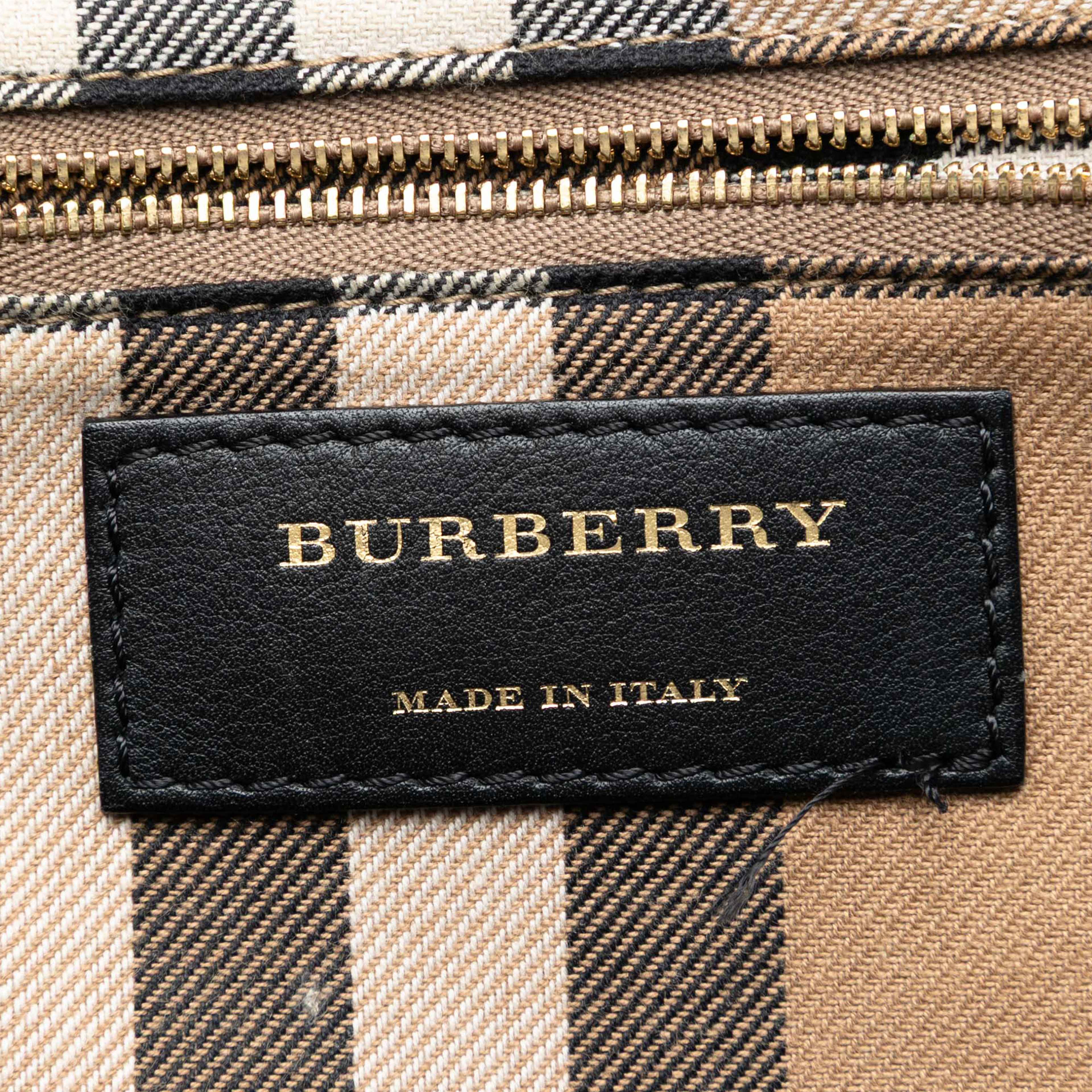 Burberry Medium Leather Milverton Satchel, från Luxclusif, i färgen black. Klicka för att öppna bilden i stort format