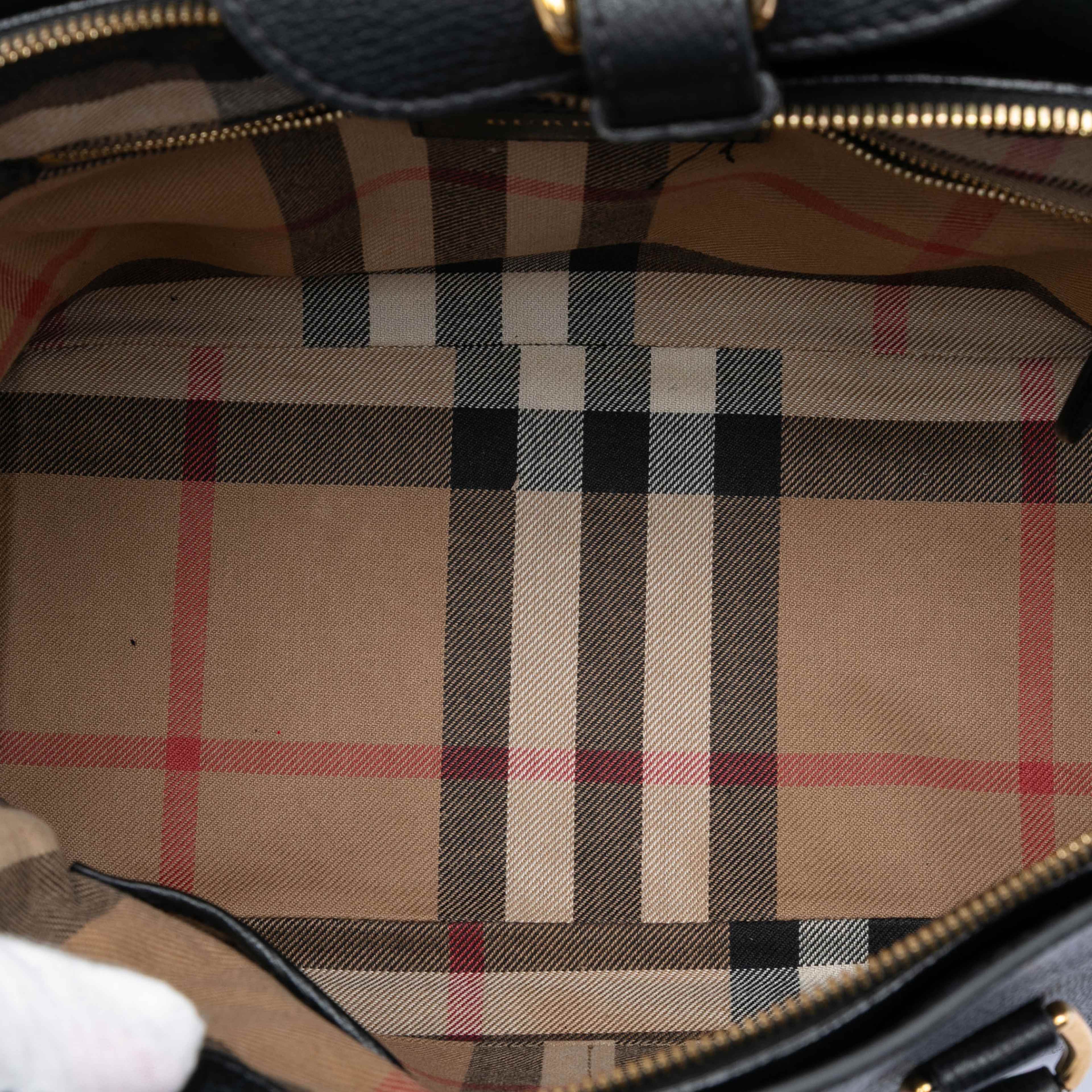 Burberry Medium Leather Milverton Satchel, från Luxclusif, i färgen black. Klicka för att öppna bilden i stort format
