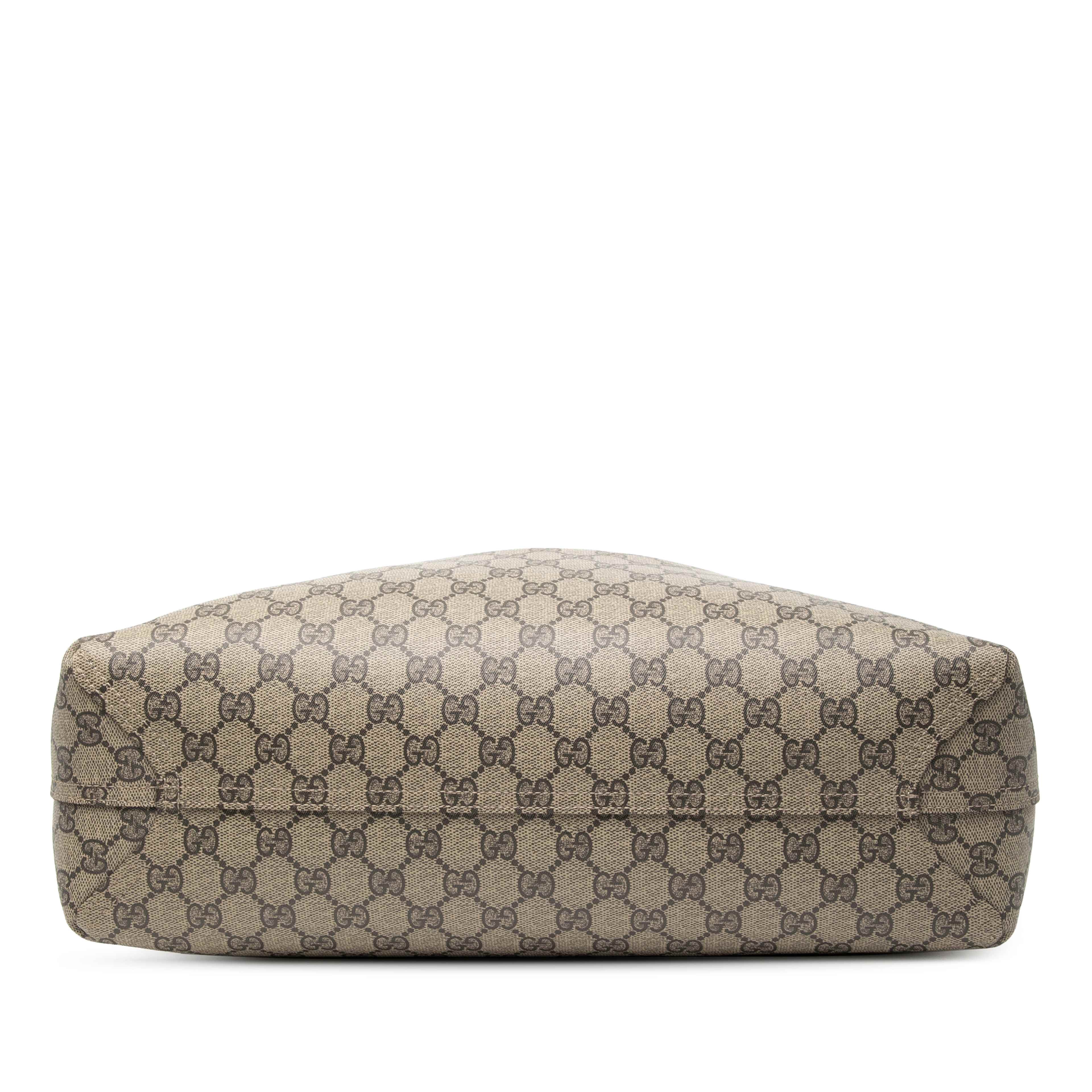 Gucci Medium Gg Supreme Reversible Tote, från Luxclusif, i färgen beige. Klicka för att öppna bilden i stort format