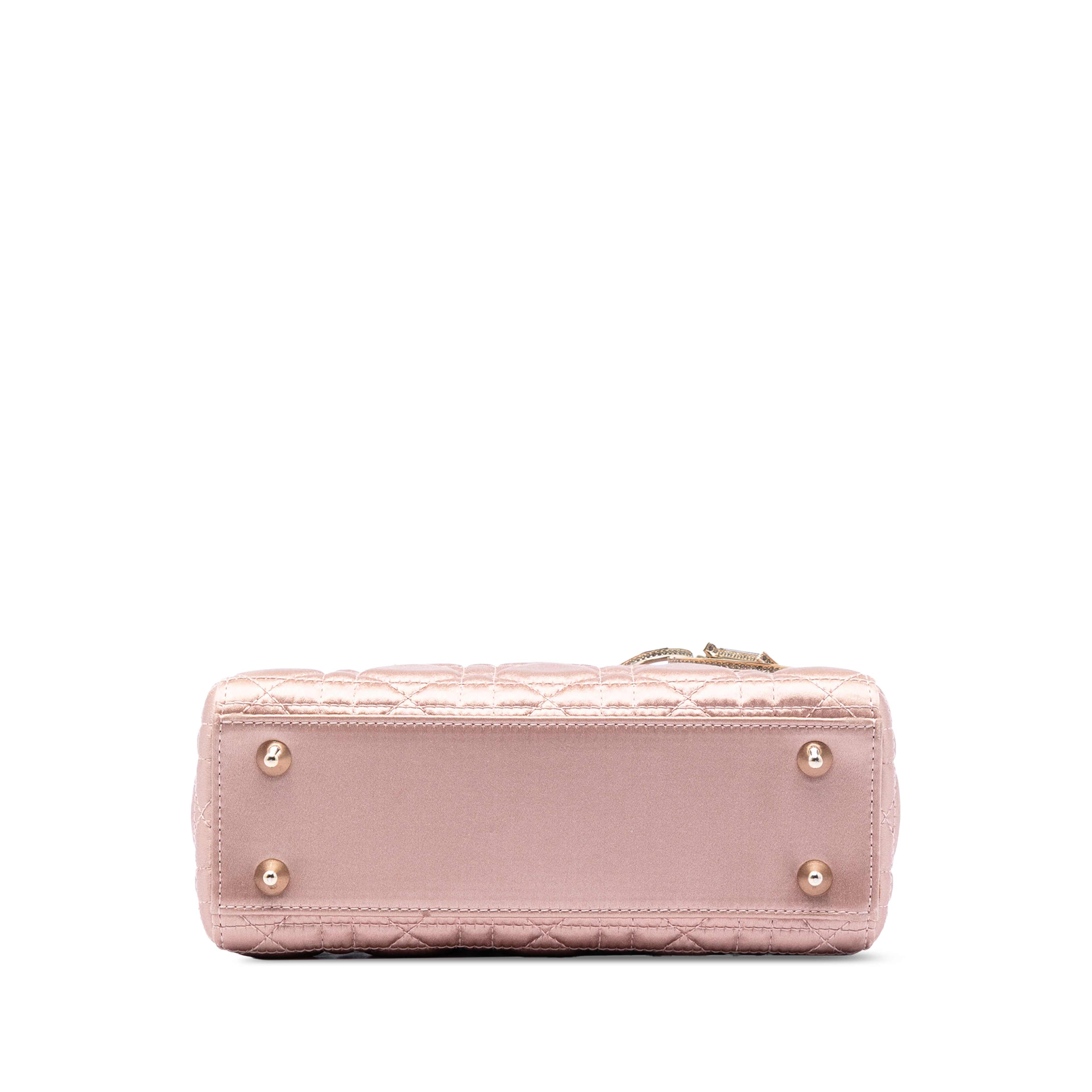 Dior Small Satin Cannage My Abcdior Lady Dior, från Luxclusif, i färgen rosa. Klicka för att öppna bilden i stort format