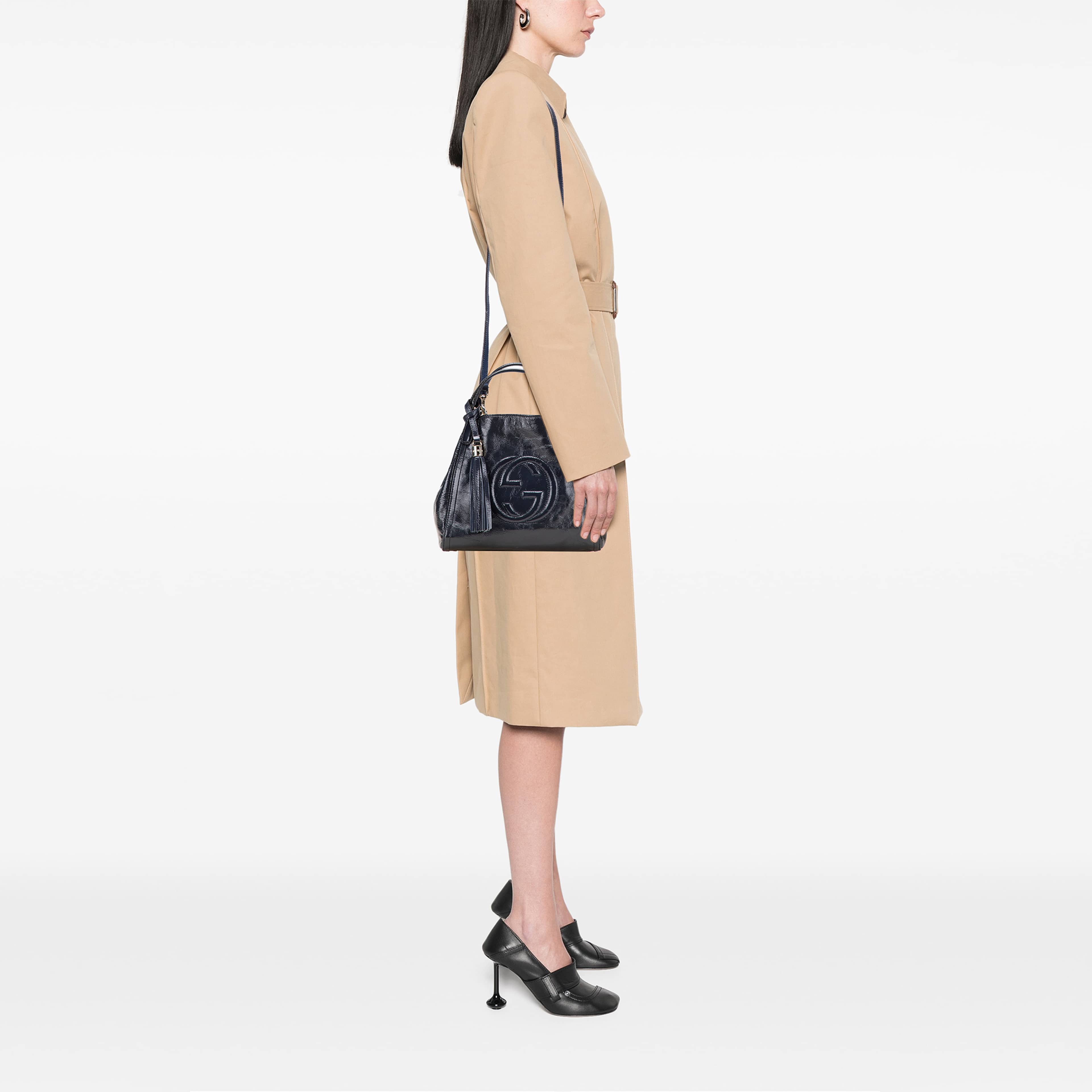 Gucci Small Patent Soho Satchel, från Luxclusif, i färgen blå. Klicka för att öppna bilden i stort format