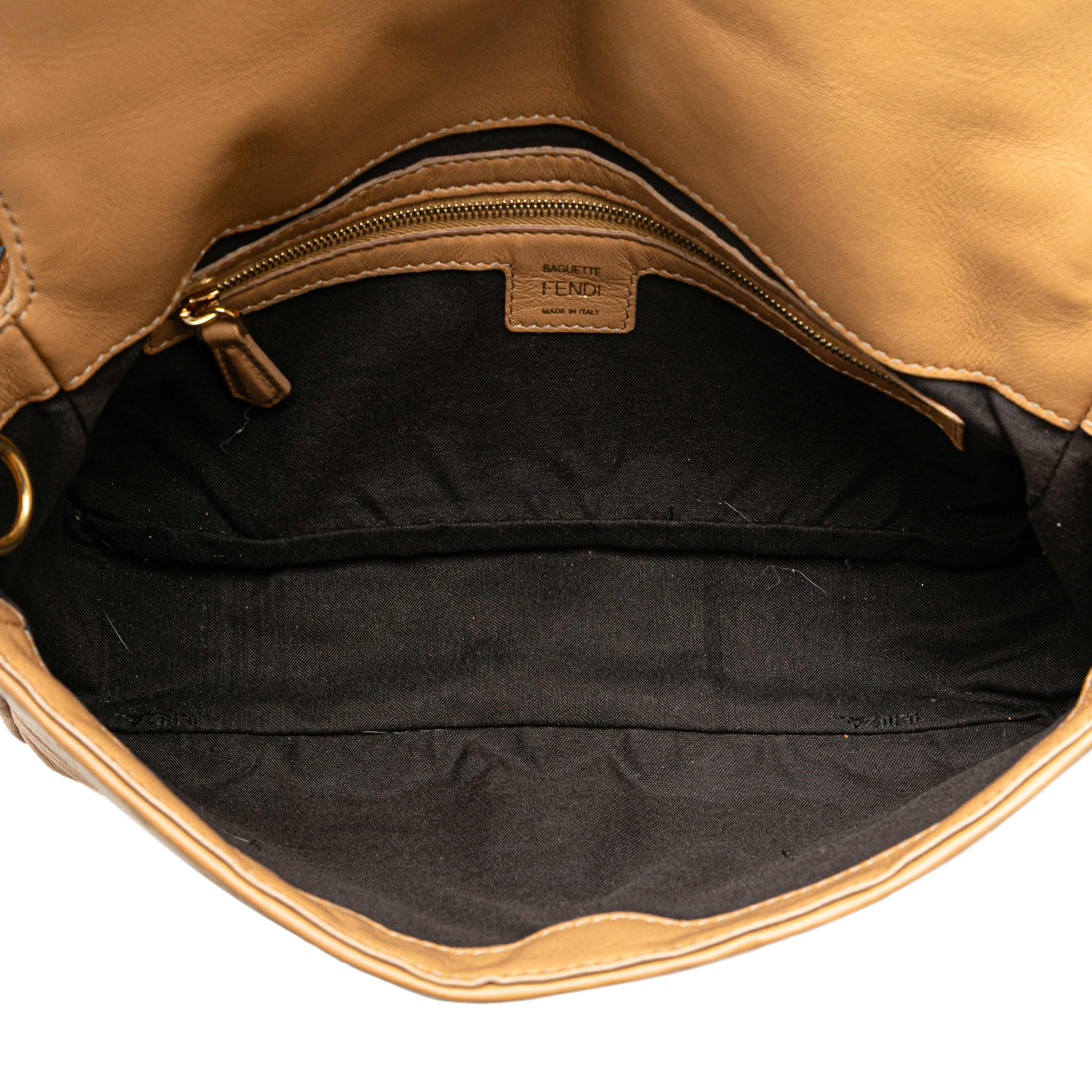 Fendi Zucca Embossed Leather Baguette Satchel, från Luxclusif, i färgen beige. Klicka för att öppna bilden i stort format