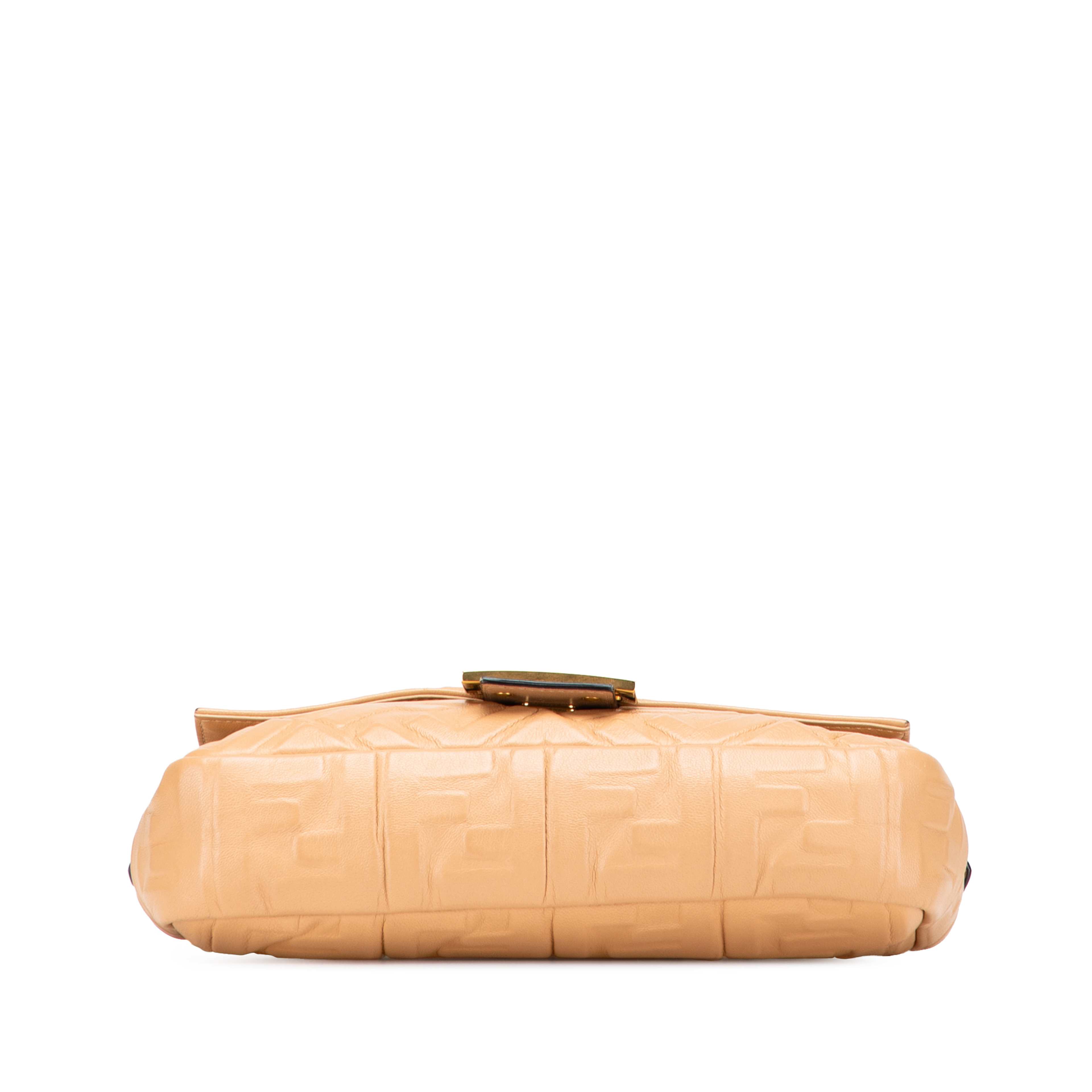 Fendi Zucca Embossed Leather Baguette Satchel, från Luxclusif, i färgen beige. Klicka för att öppna bilden i stort format