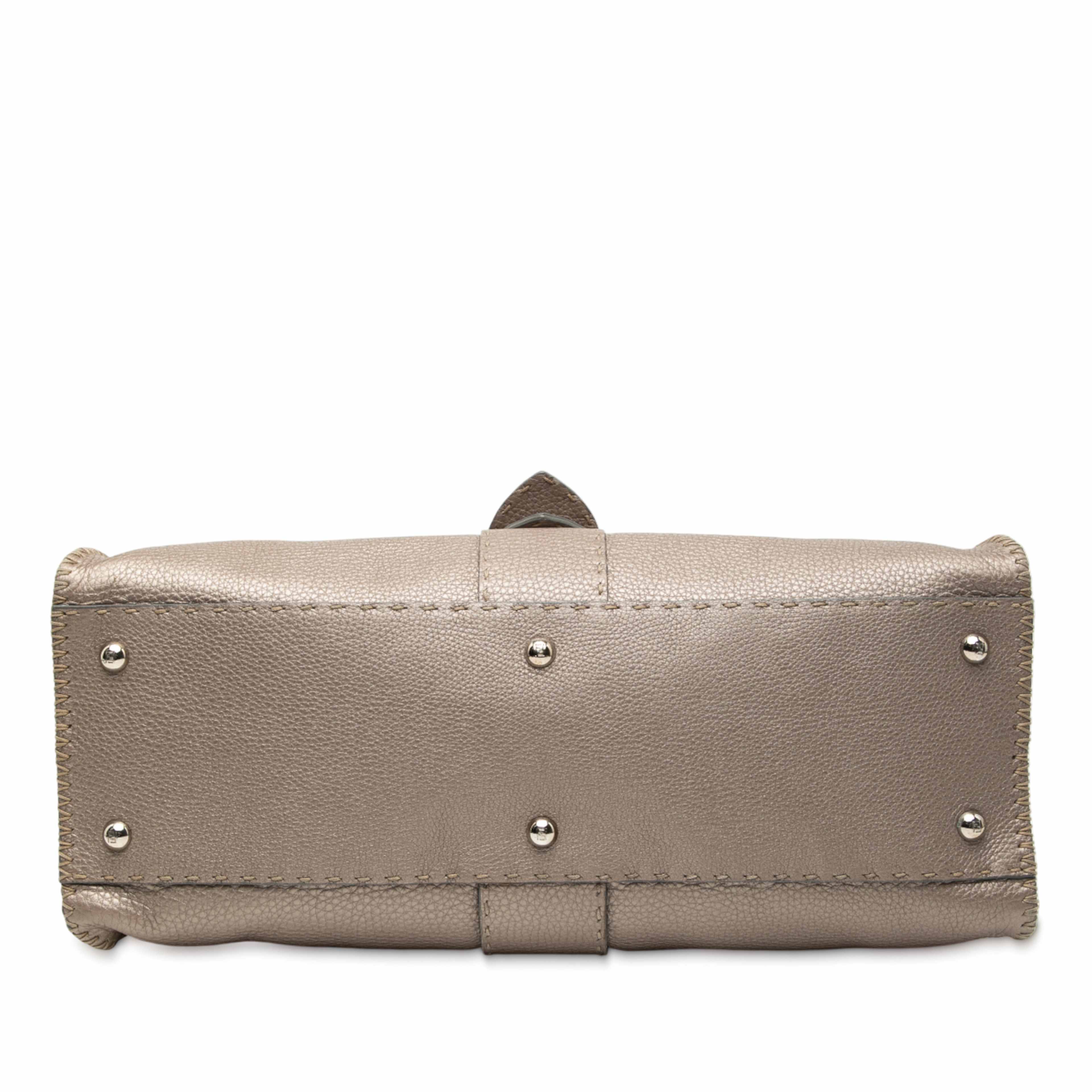 Fendi Leather Selleria Sporty Shoulder Bag, från Luxclusif, i färgen taupe. Klicka för att öppna bilden i stort format