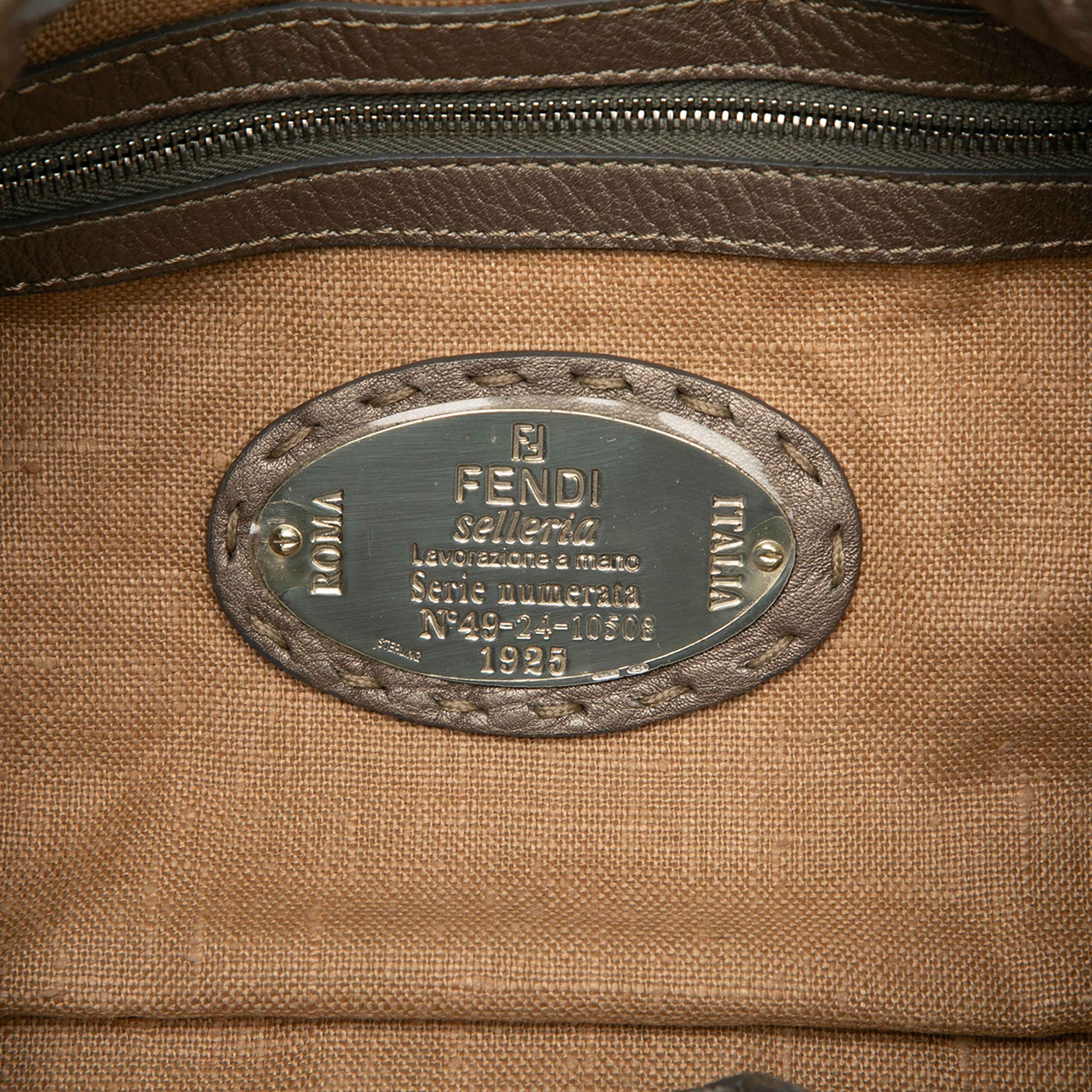 Fendi Leather Selleria Sporty Shoulder Bag, från Luxclusif, i färgen taupe. Klicka för att öppna bilden i stort format