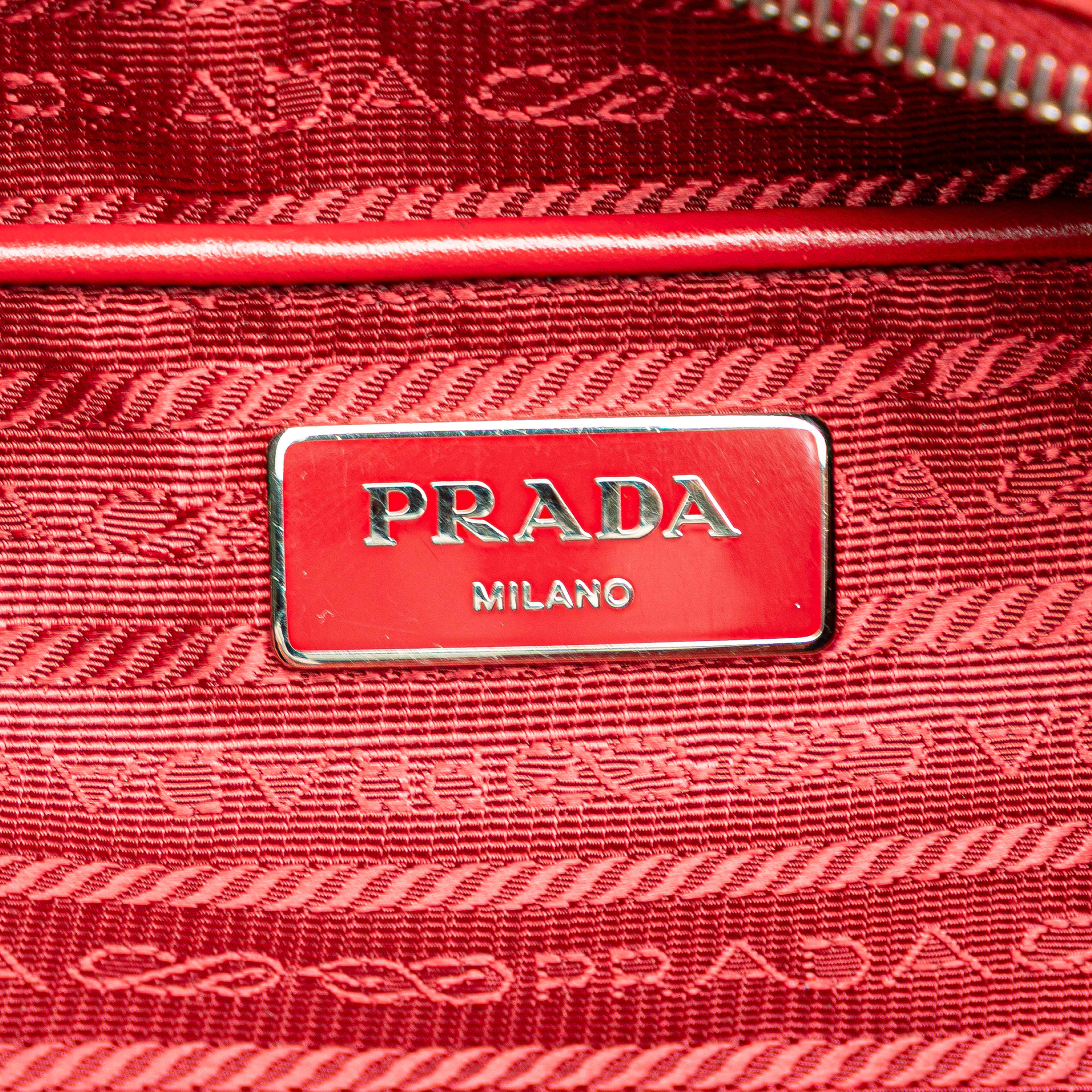 Prada Tessuto Satchel, från Luxclusif, i färgen red. Klicka för att öppna bilden i stort format