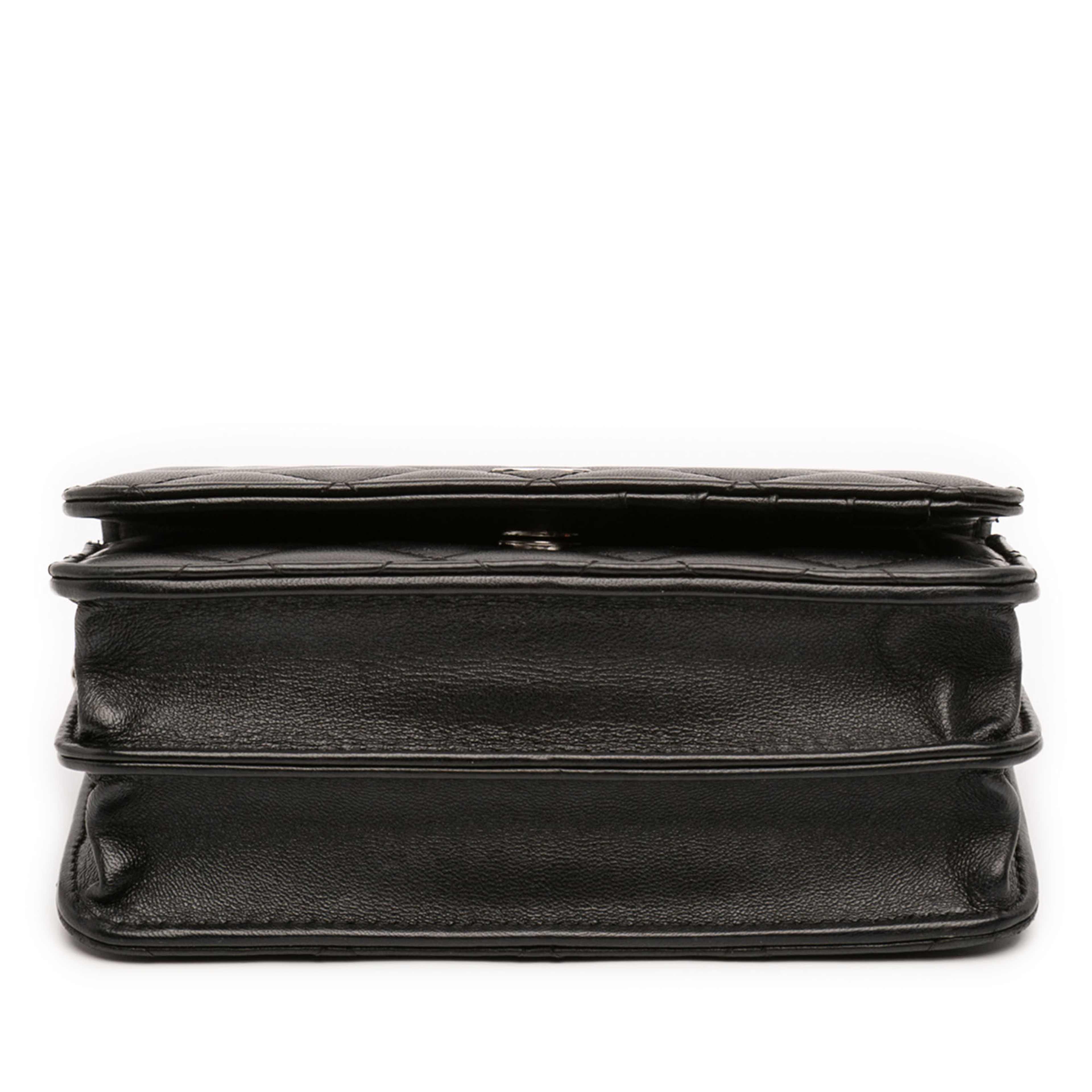 Chanel Mini Cc Lambskin Wallet On Chain, från Luxclusif, i färgen black. Klicka för att öppna bilden i stort format