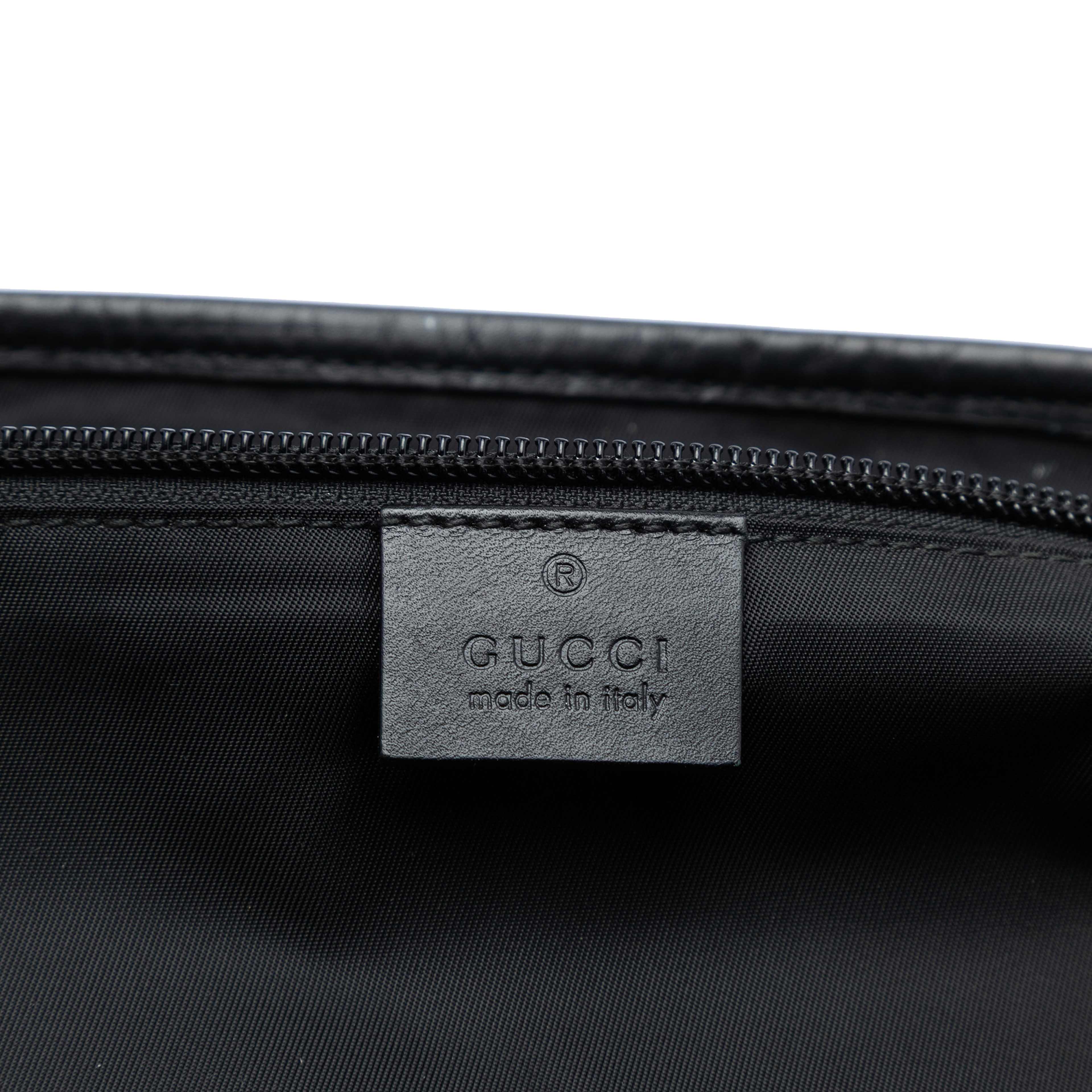 Gucci Gg Supreme Messenger Bag, från Luxclusif, i färgen black. Klicka för att öppna bilden i stort format