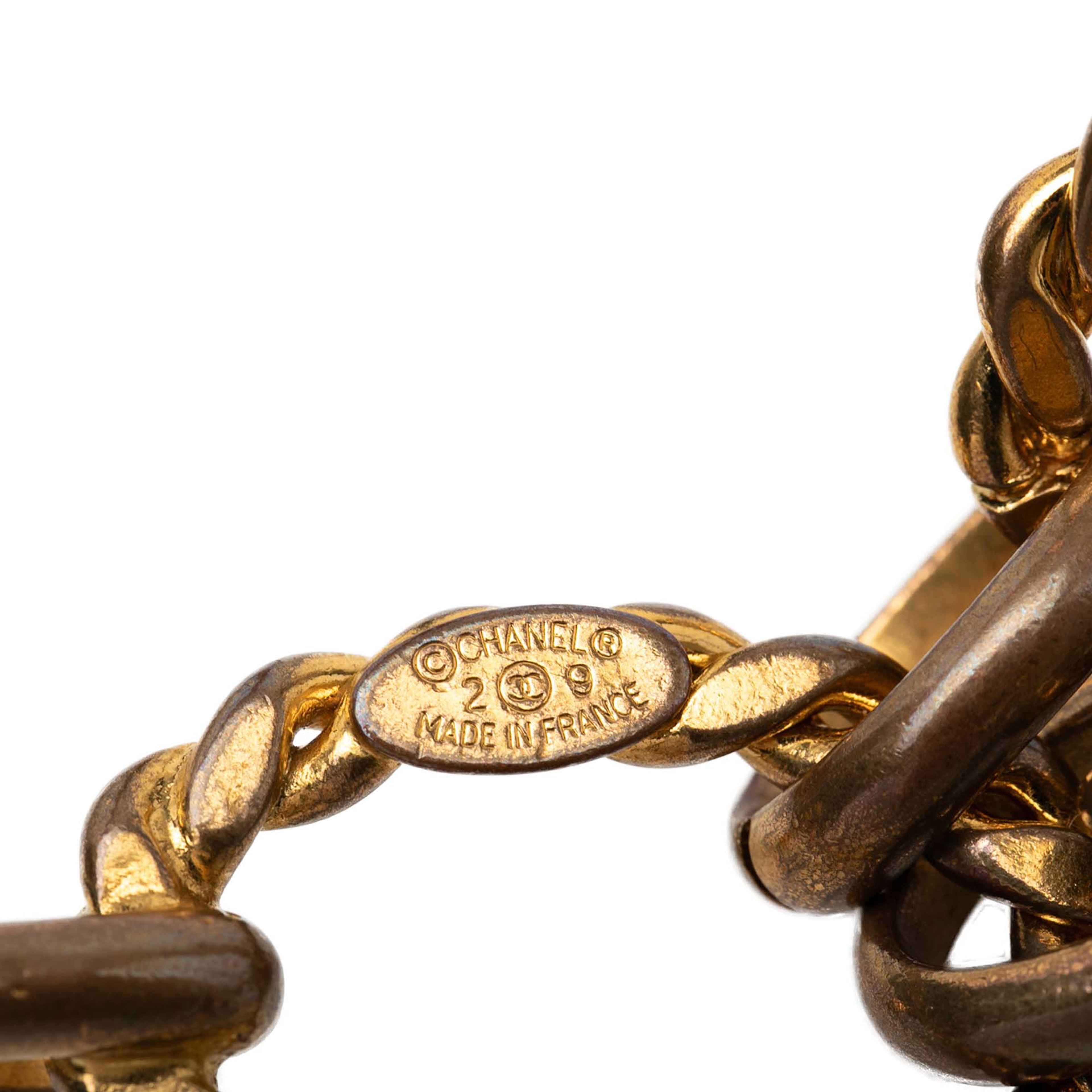 Chanel Gold Plated Cc Medallion Chain Link Belt, från Luxclusif, i färgen gold. Klicka för att öppna bilden i stort format
