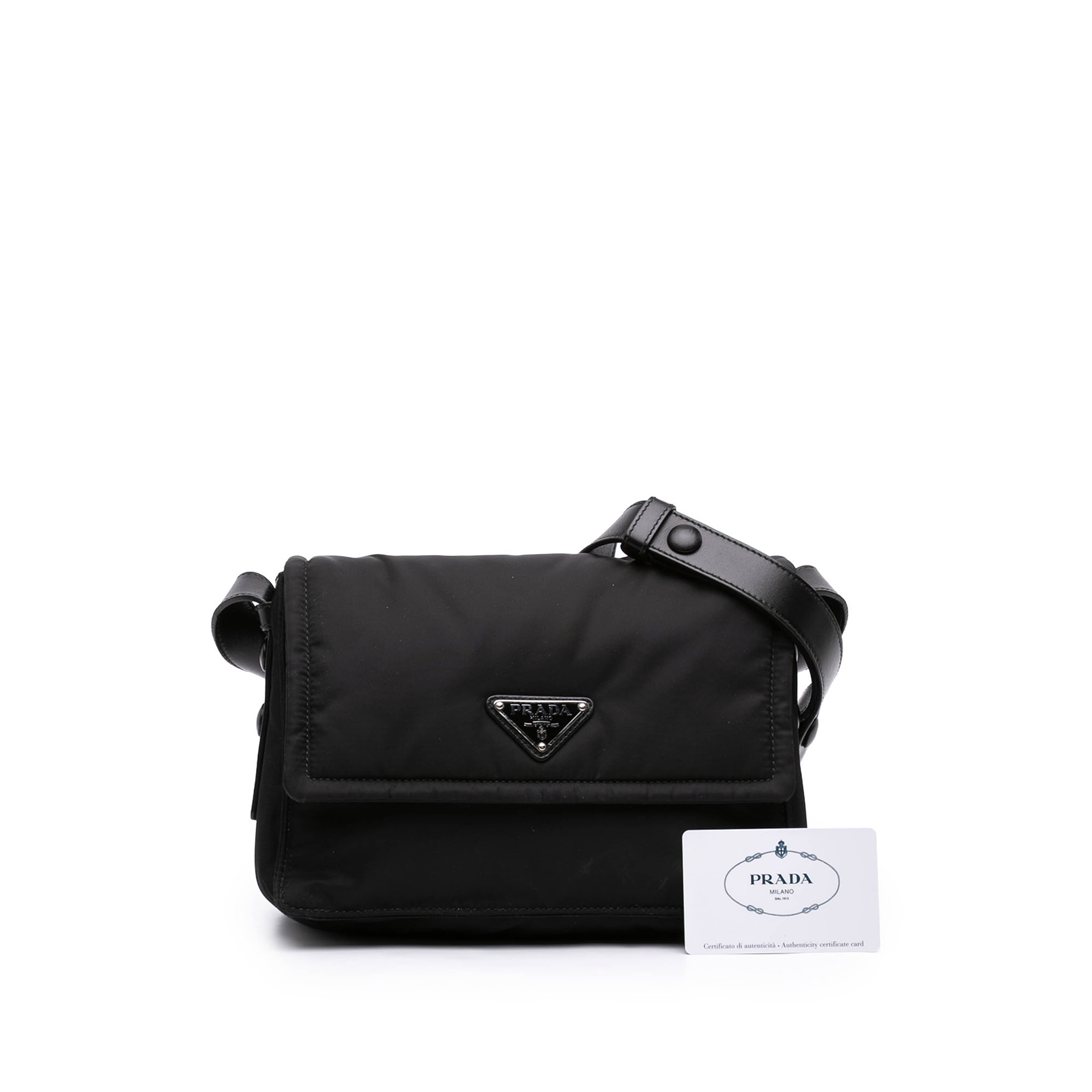 Prada Small Re Nylon Padded Traveller Crossbody, från Luxclusif, i färgen svart. Klicka för att öppna bilden i stort format