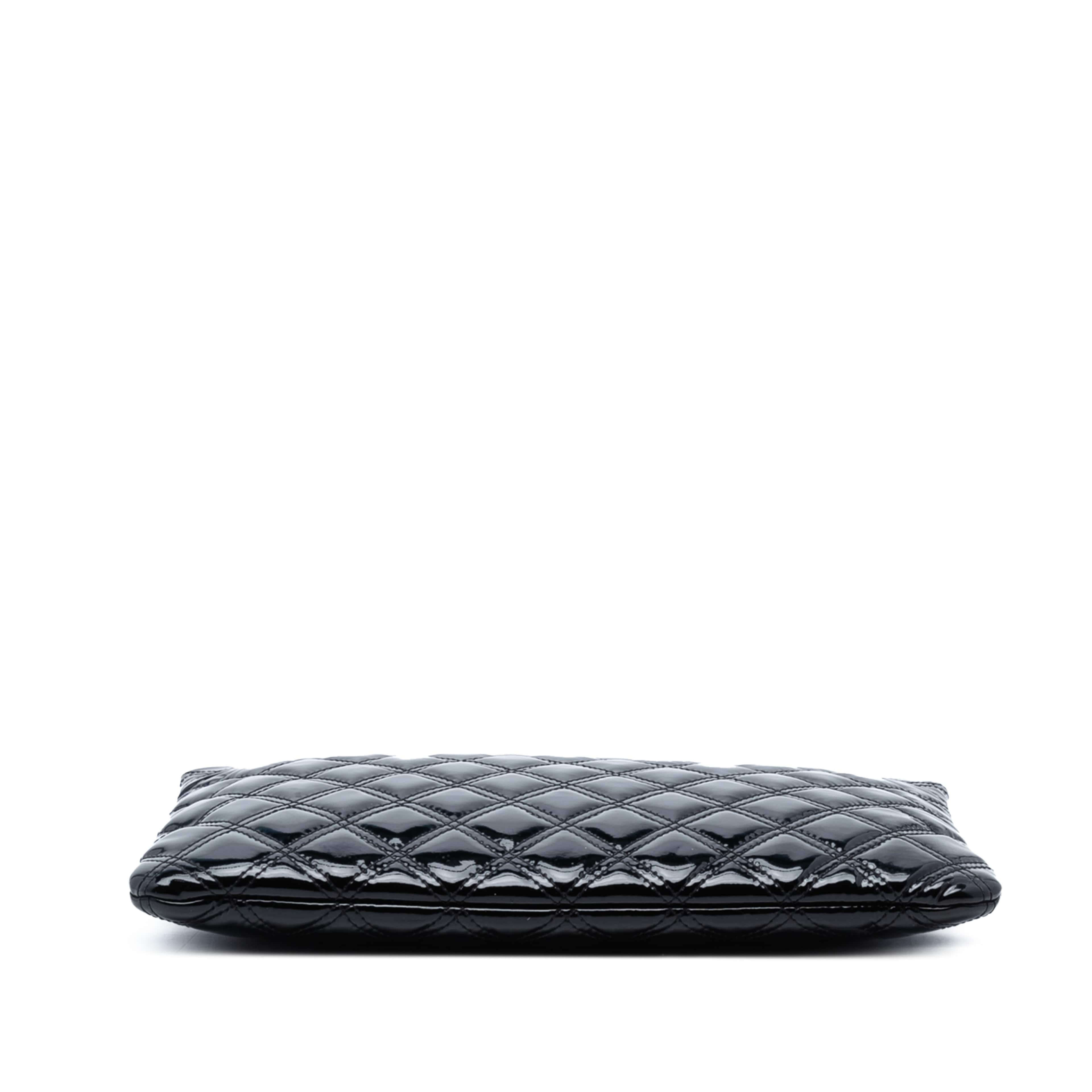 Chanel Medium Quilted Patent Double Stitch O Case Clutch, från Luxclusif, i färgen black. Klicka för att öppna bilden i stort format