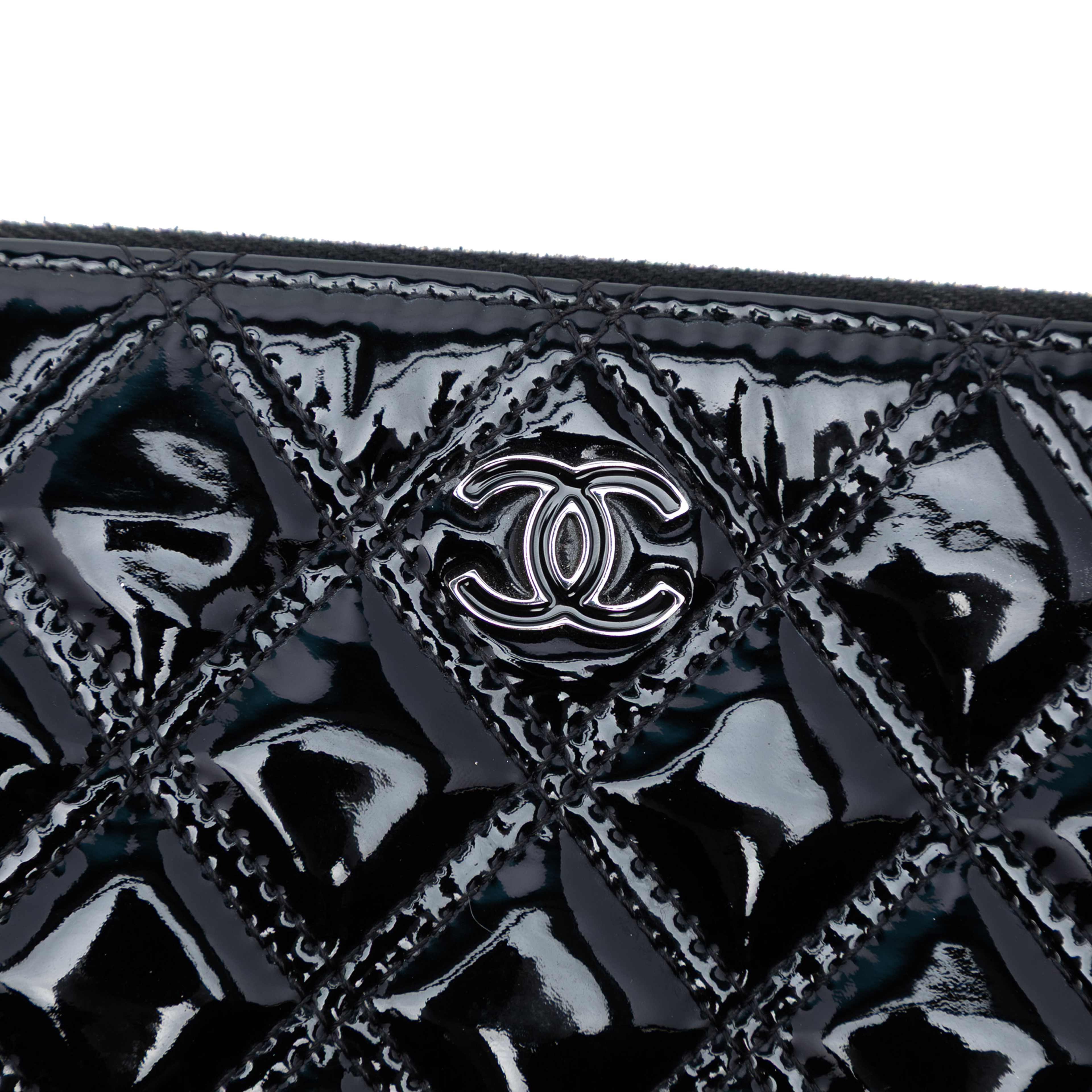 Chanel Medium Quilted Patent Double Stitch O Case Clutch, från Luxclusif, i färgen black. Klicka för att öppna bilden i stort format