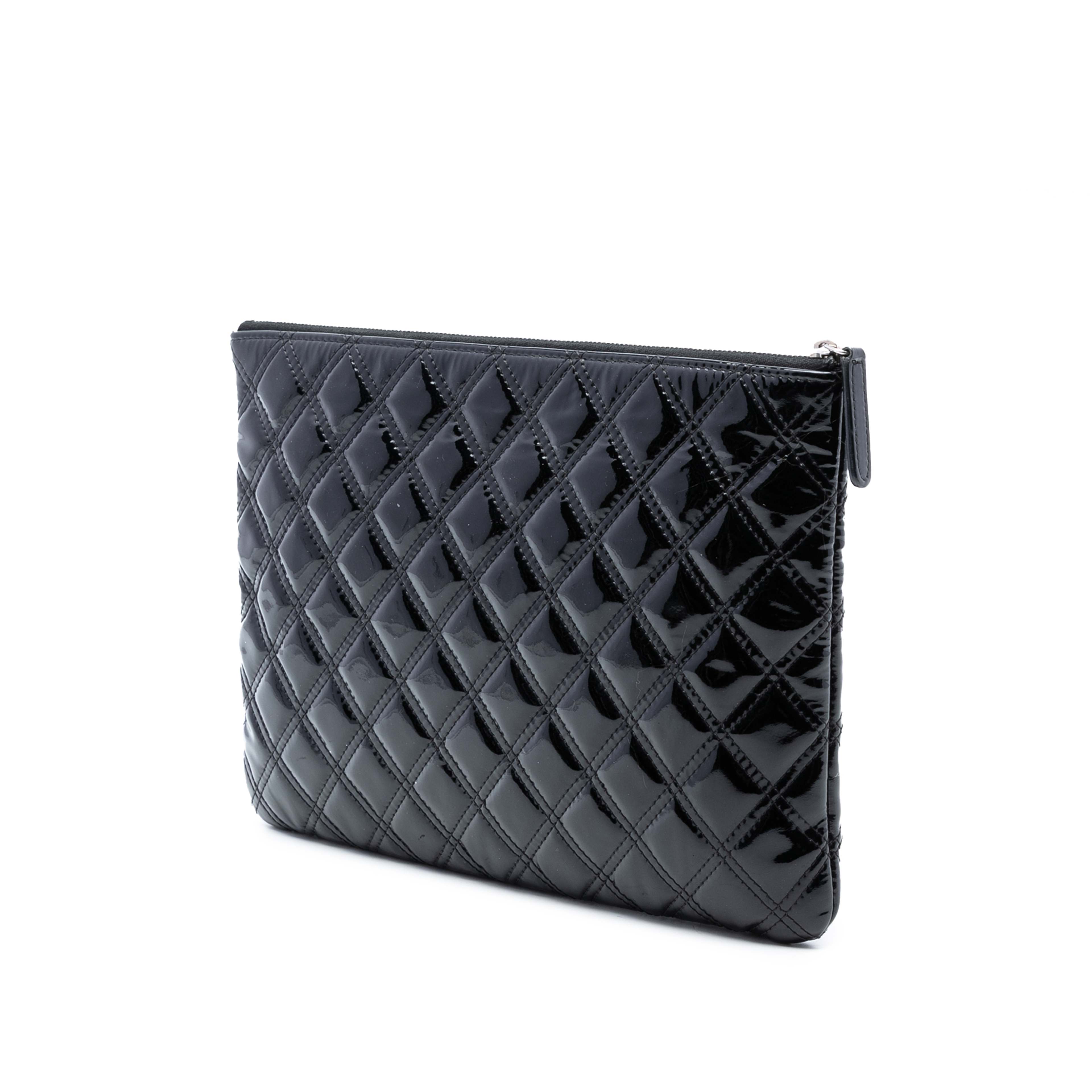 Chanel Medium Quilted Patent Double Stitch O Case Clutch, från Luxclusif, i färgen black. Klicka för att öppna bilden i stort format