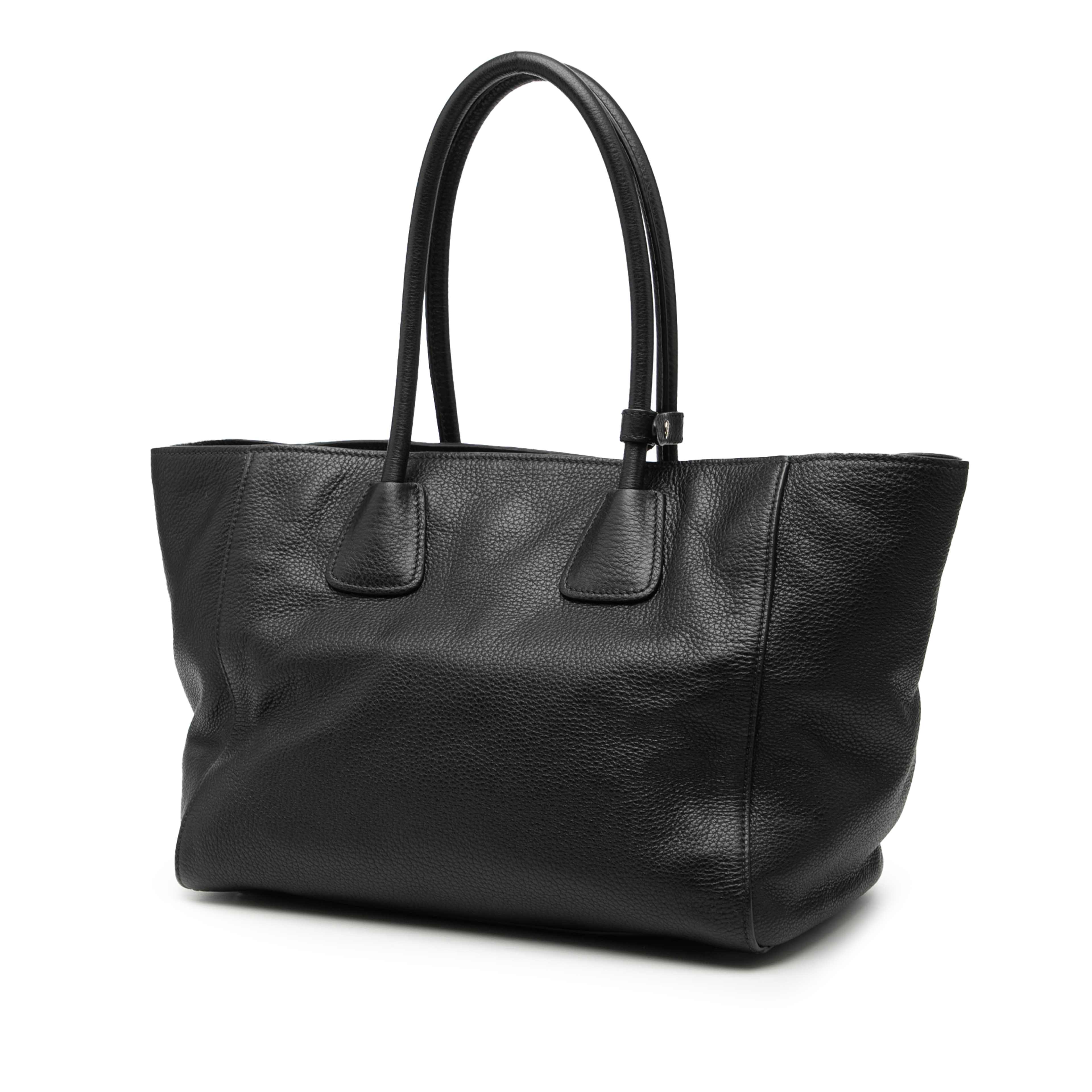 Prada Vitello Daino Shopping Tote, från Luxclusif, i färgen black. Klicka för att öppna bilden i stort format