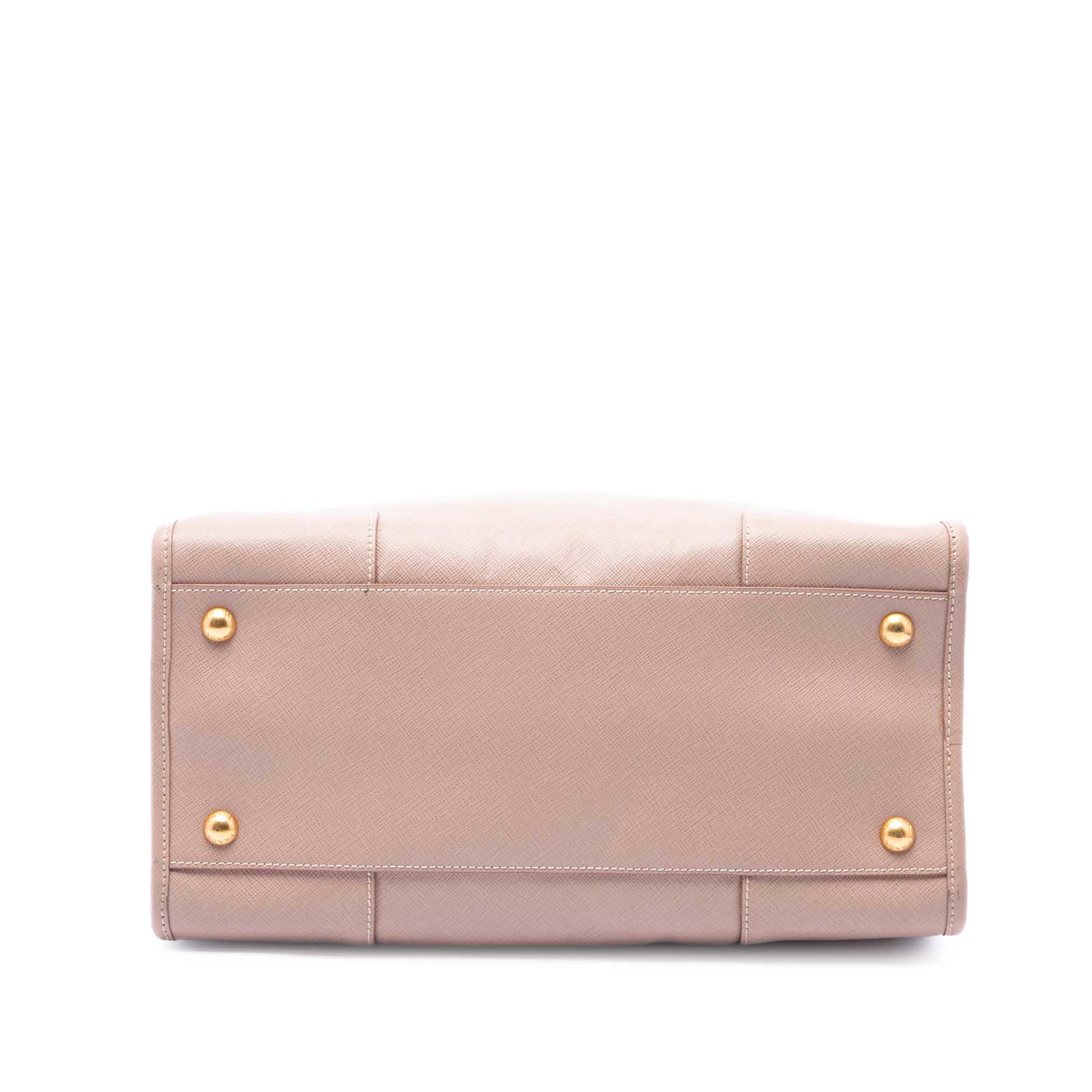 Prada Saffiano Lux Shopping Tote, från Luxclusif, i färgen rosa. Klicka för att öppna bilden i stort format