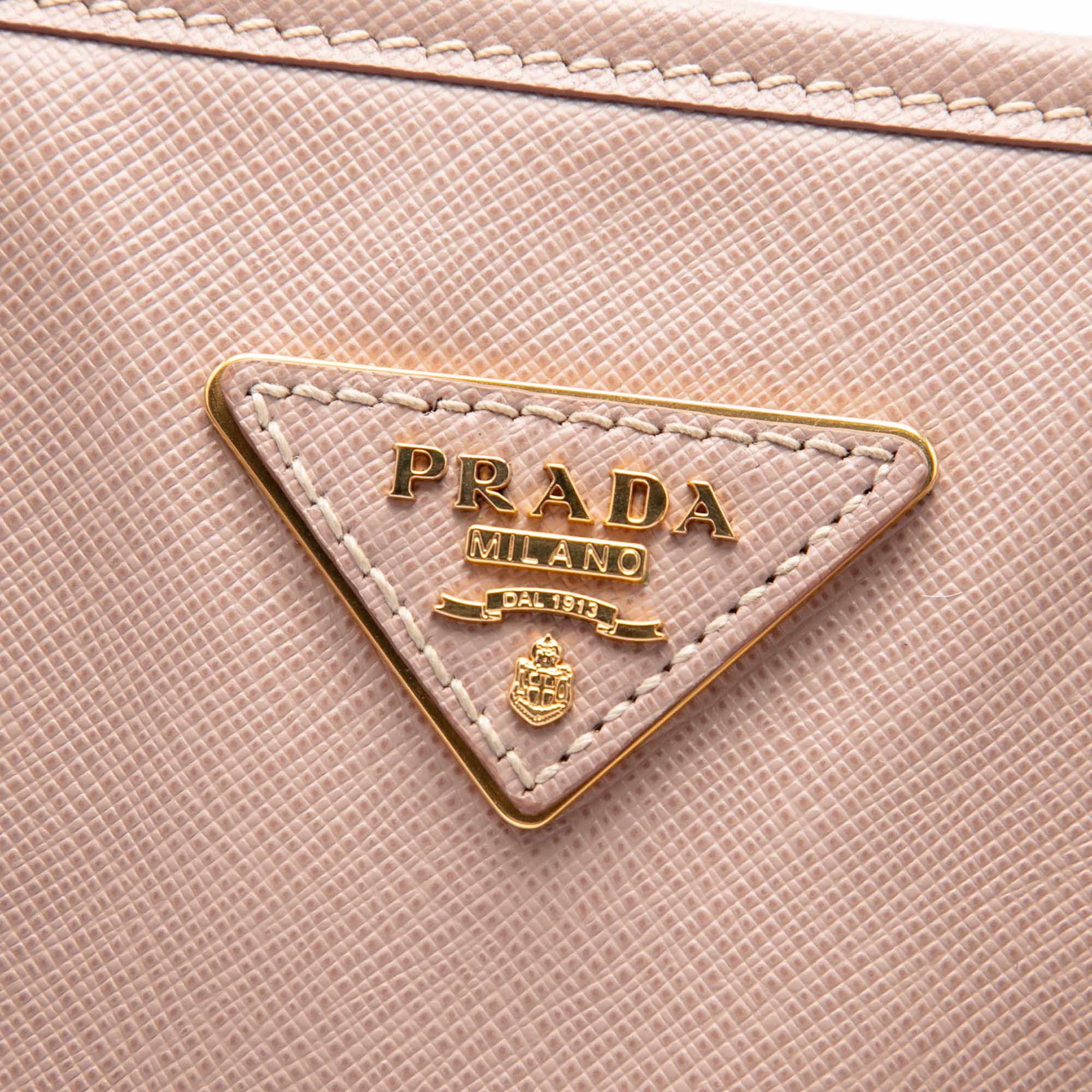 Prada Saffiano Lux Shopping Tote, från Luxclusif, i färgen rosa. Klicka för att öppna bilden i stort format