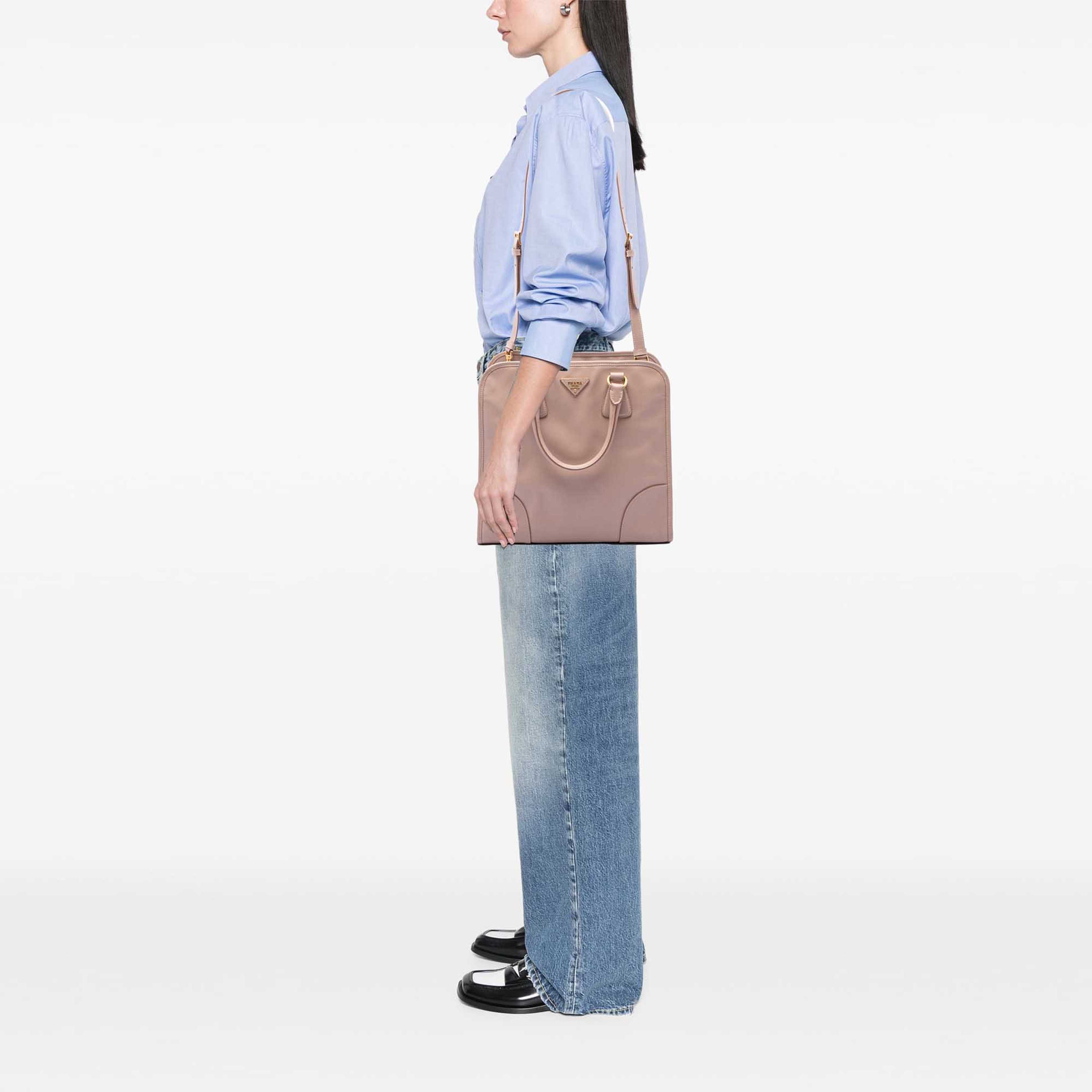 Prada Saffiano Lux Shopping Tote, från Luxclusif, i färgen rosa. Klicka för att öppna bilden i stort format