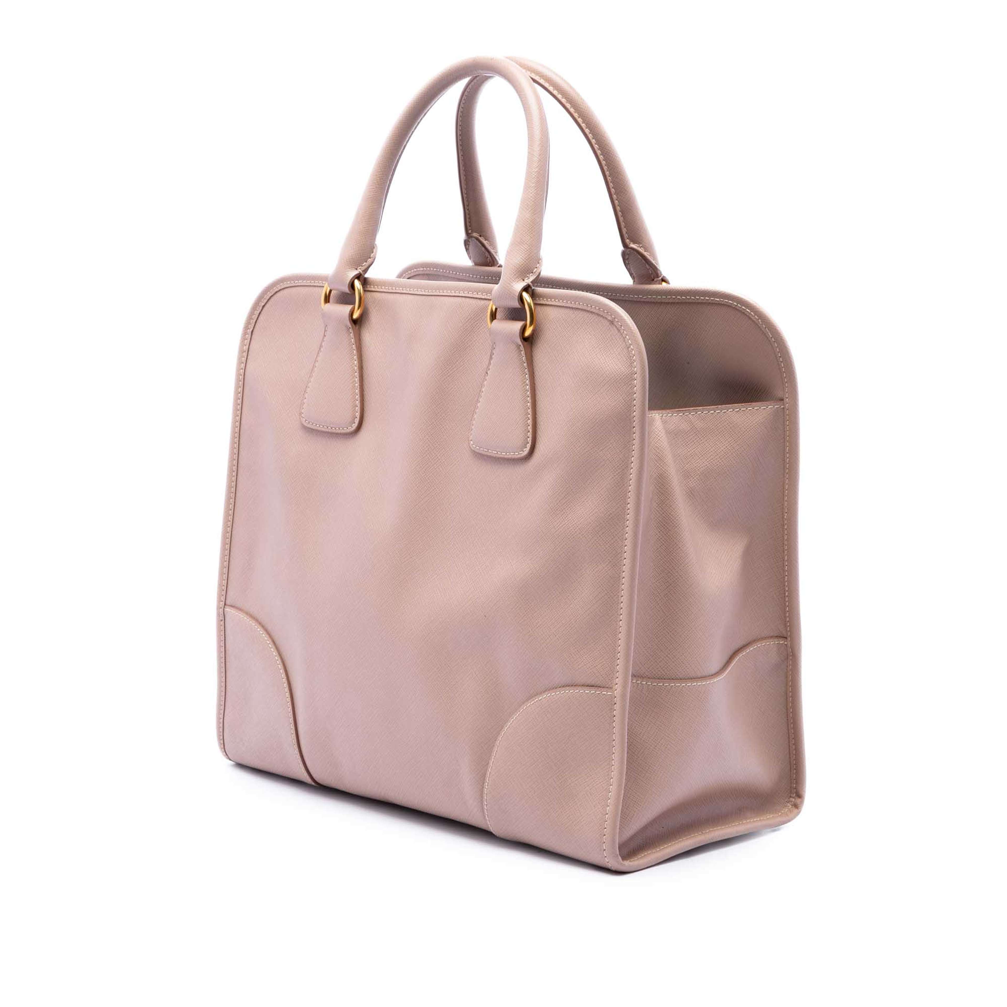 Prada Saffiano Lux Shopping Tote, från Luxclusif, i färgen rosa. Klicka för att öppna bilden i stort format