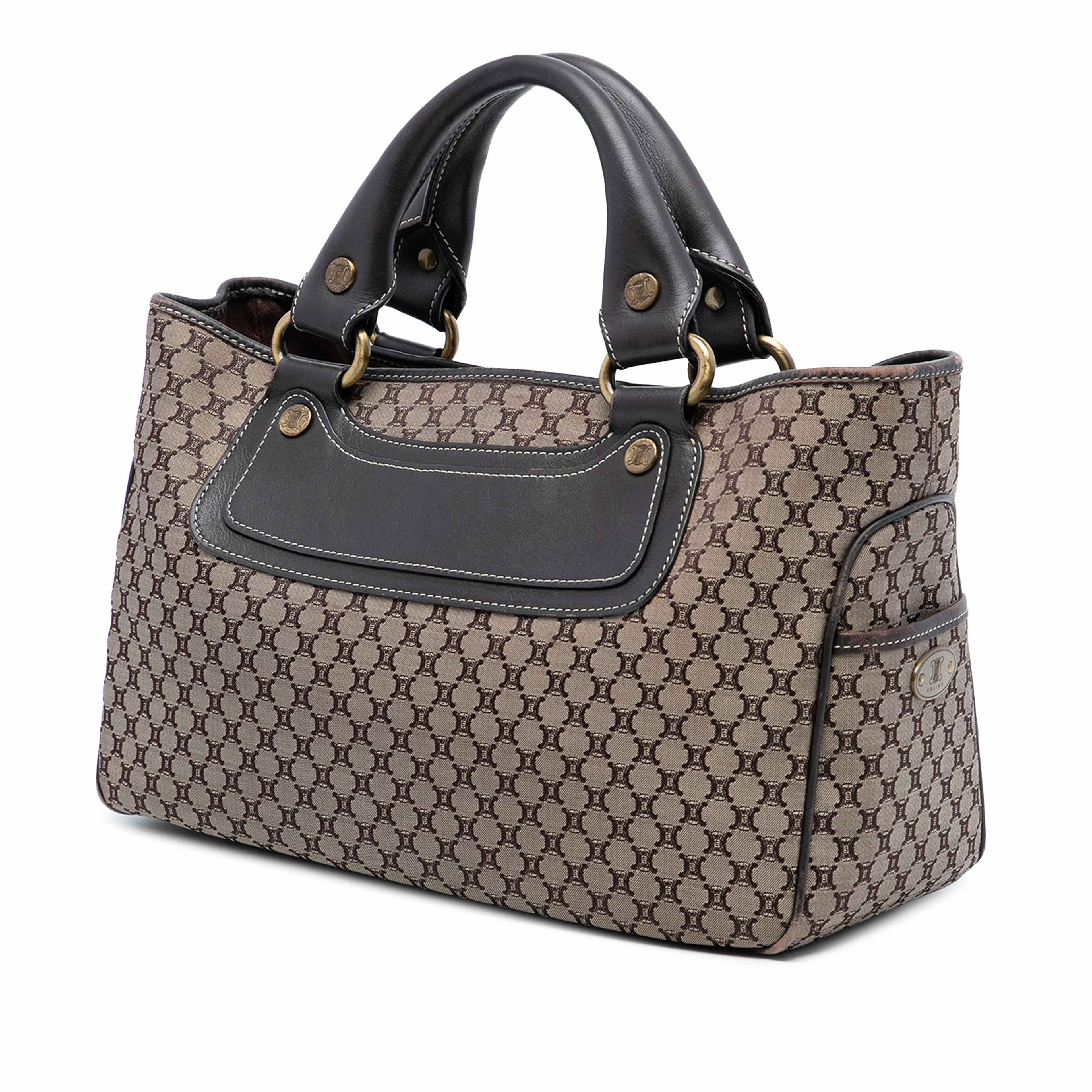 Celine Macadam Canvas Boogie Handbag, från Luxclusif, i färgen beige. Klicka för att öppna bilden i stort format