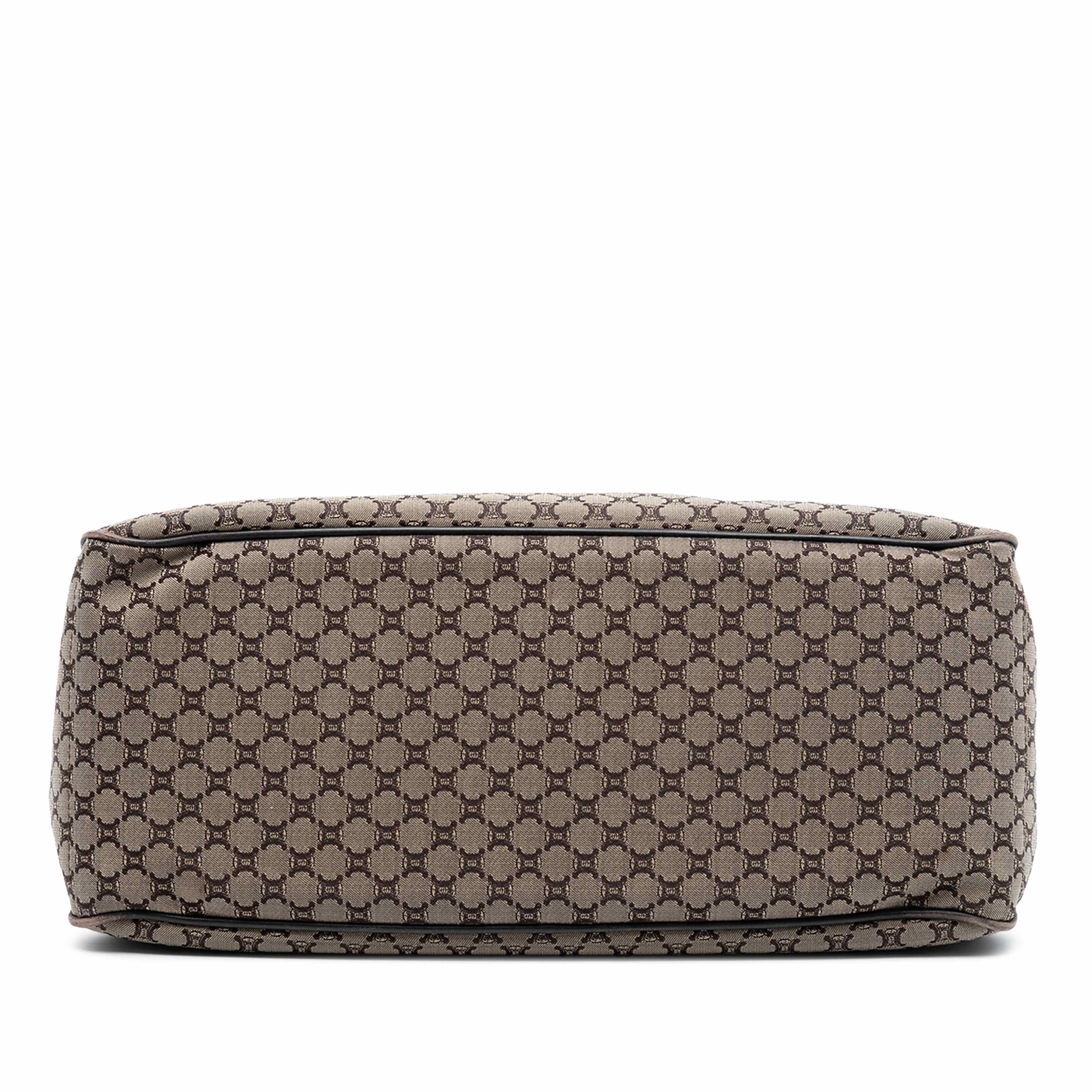 Celine Macadam Canvas Boogie Handbag, från Luxclusif, i färgen beige. Klicka för att öppna bilden i stort format