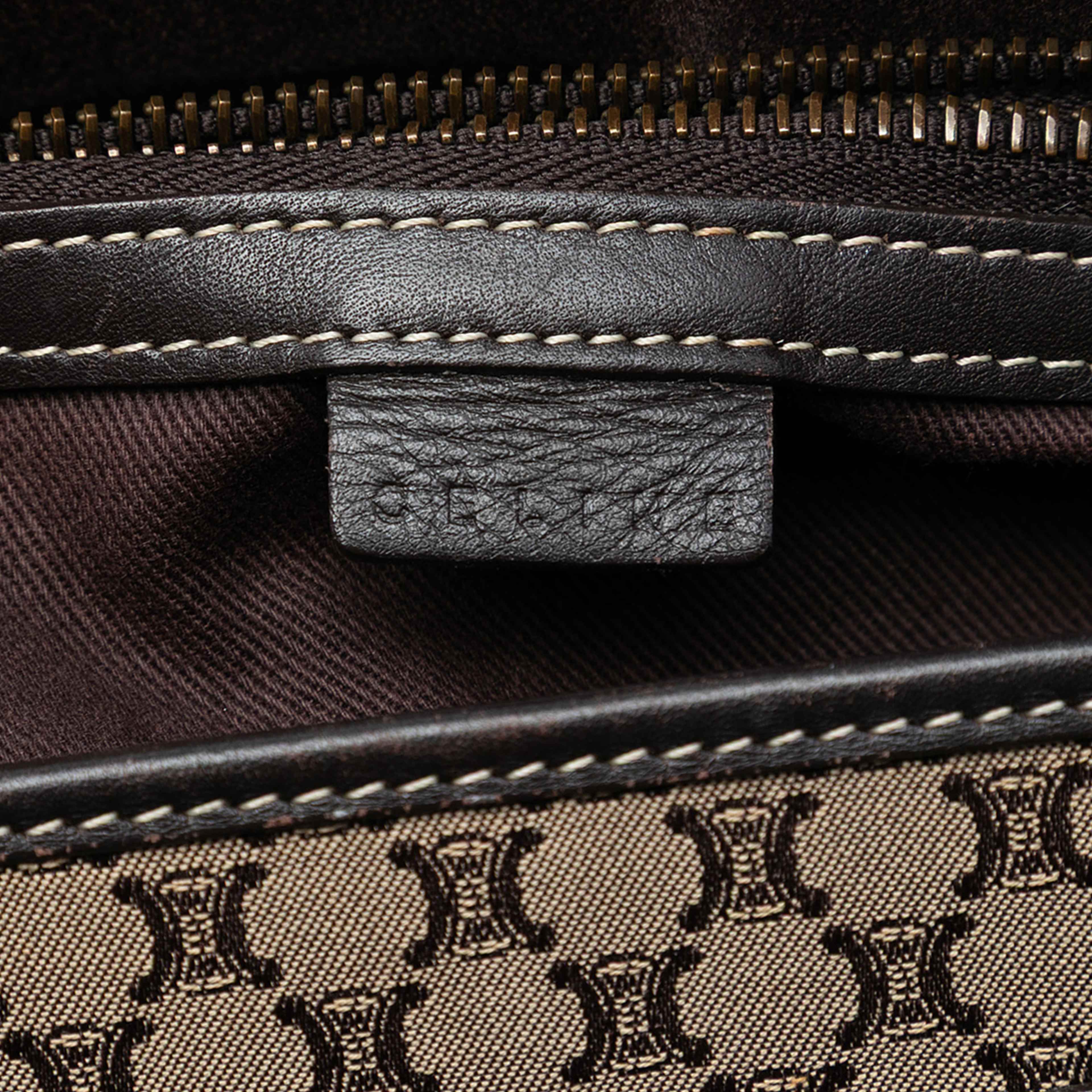Celine Macadam Canvas Boogie Handbag, från Luxclusif, i färgen beige. Klicka för att öppna bilden i stort format