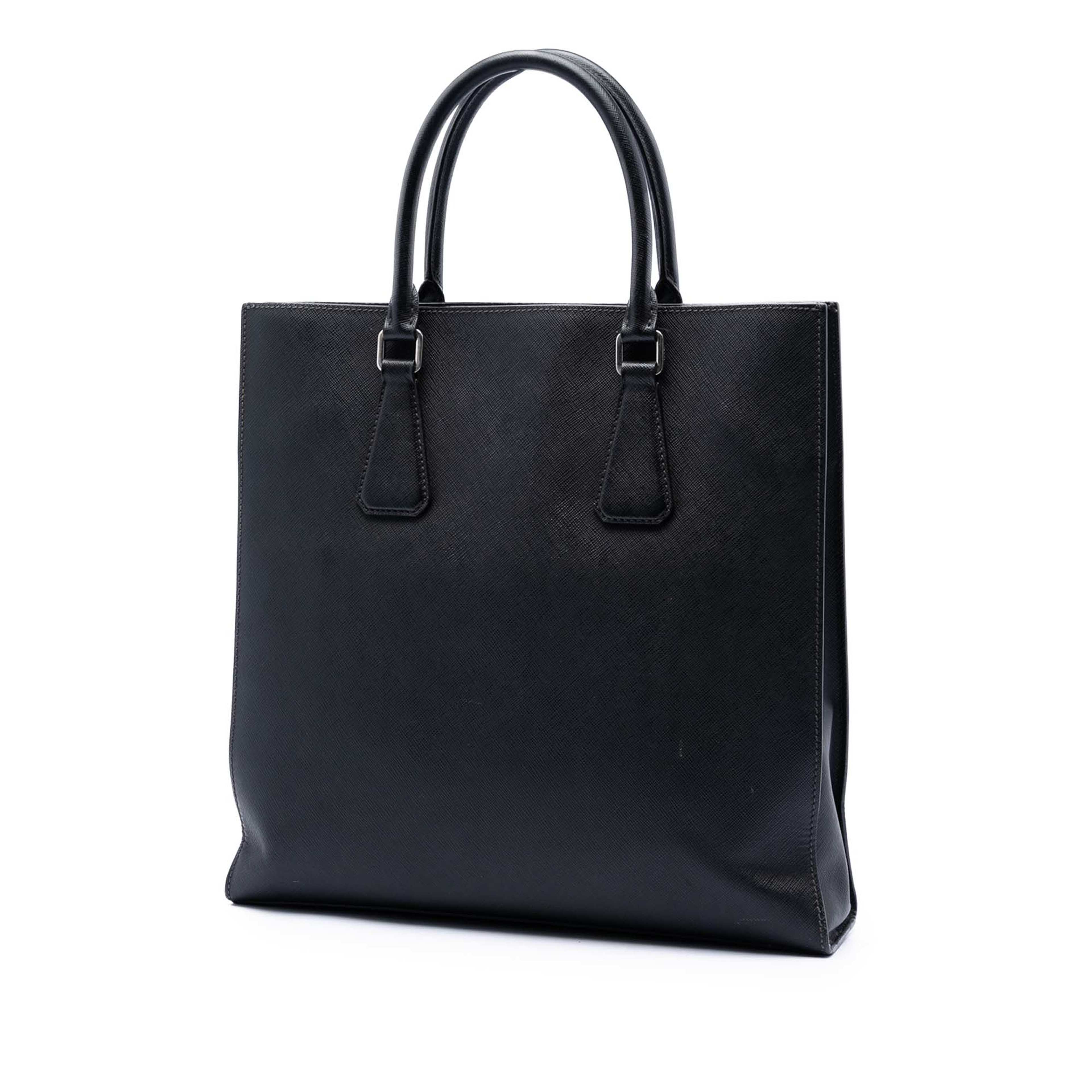 Prada Saffiano Lux Tote, från Luxclusif, i färgen black. Klicka för att öppna bilden i stort format