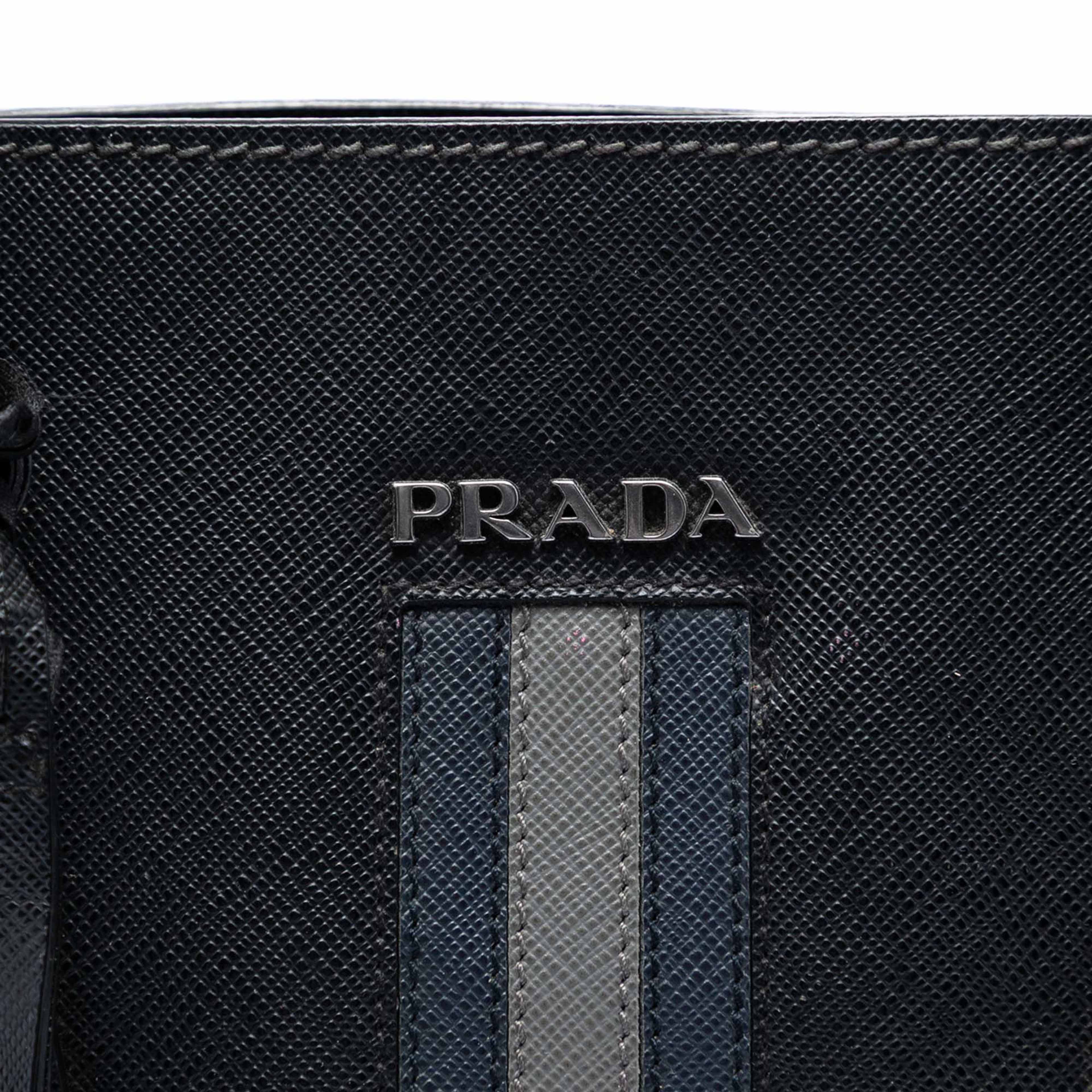 Prada Saffiano Lux Tote, från Luxclusif, i färgen black. Klicka för att öppna bilden i stort format