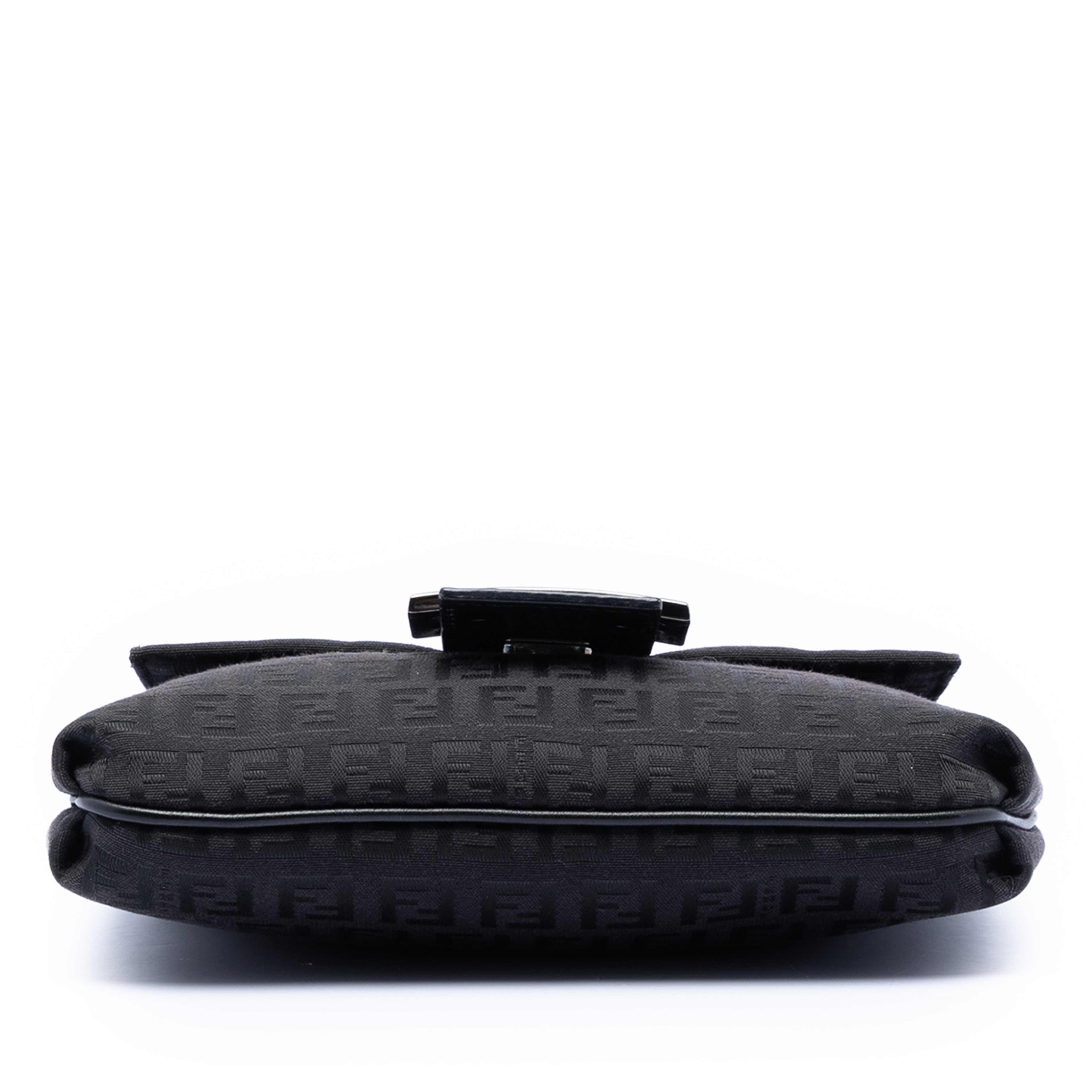 Fendi Zucchino Canvas Crossbody, från Luxclusif, i färgen black. Klicka för att öppna bilden i stort format