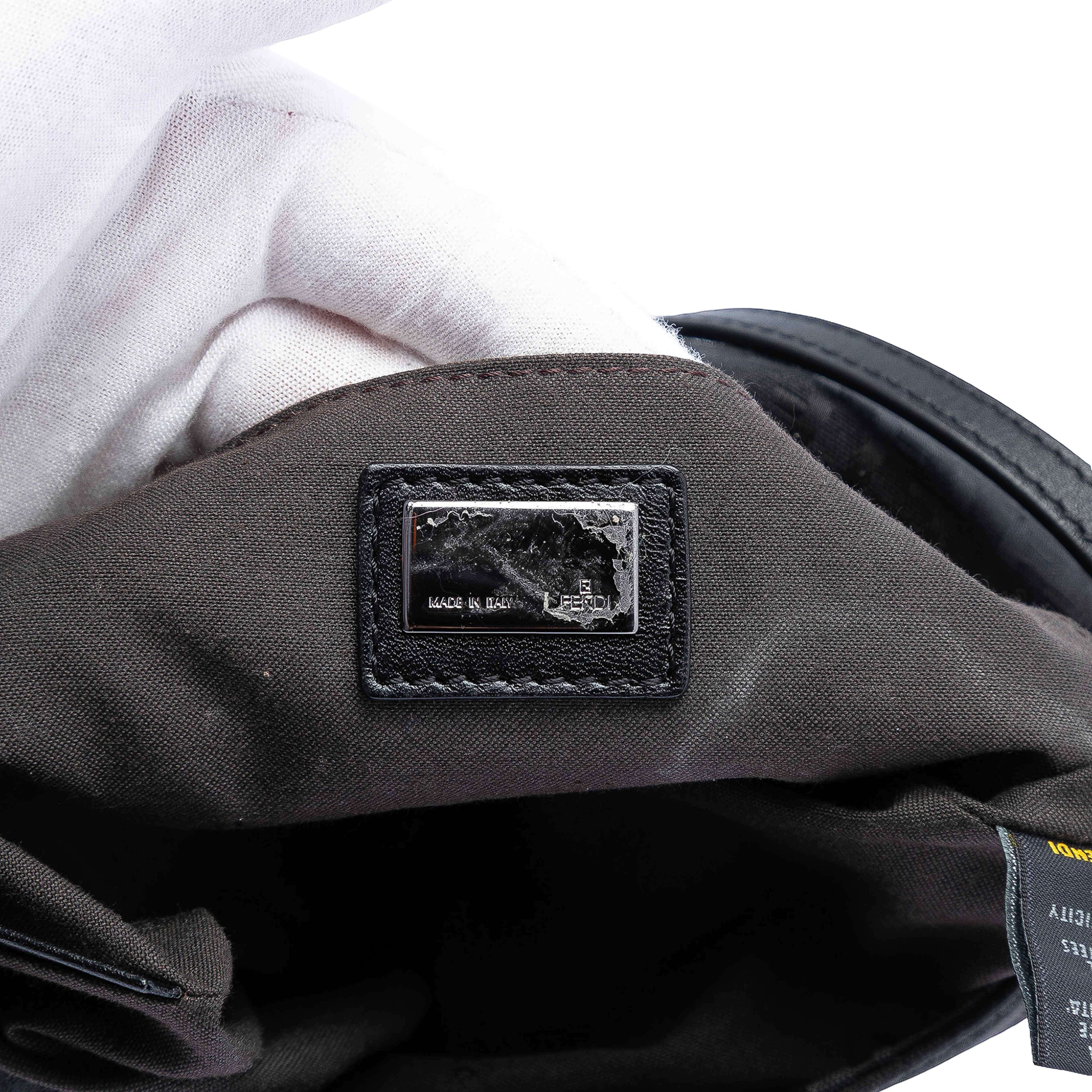 Fendi Zucchino Canvas Crossbody, från Luxclusif, i färgen black. Klicka för att öppna bilden i stort format