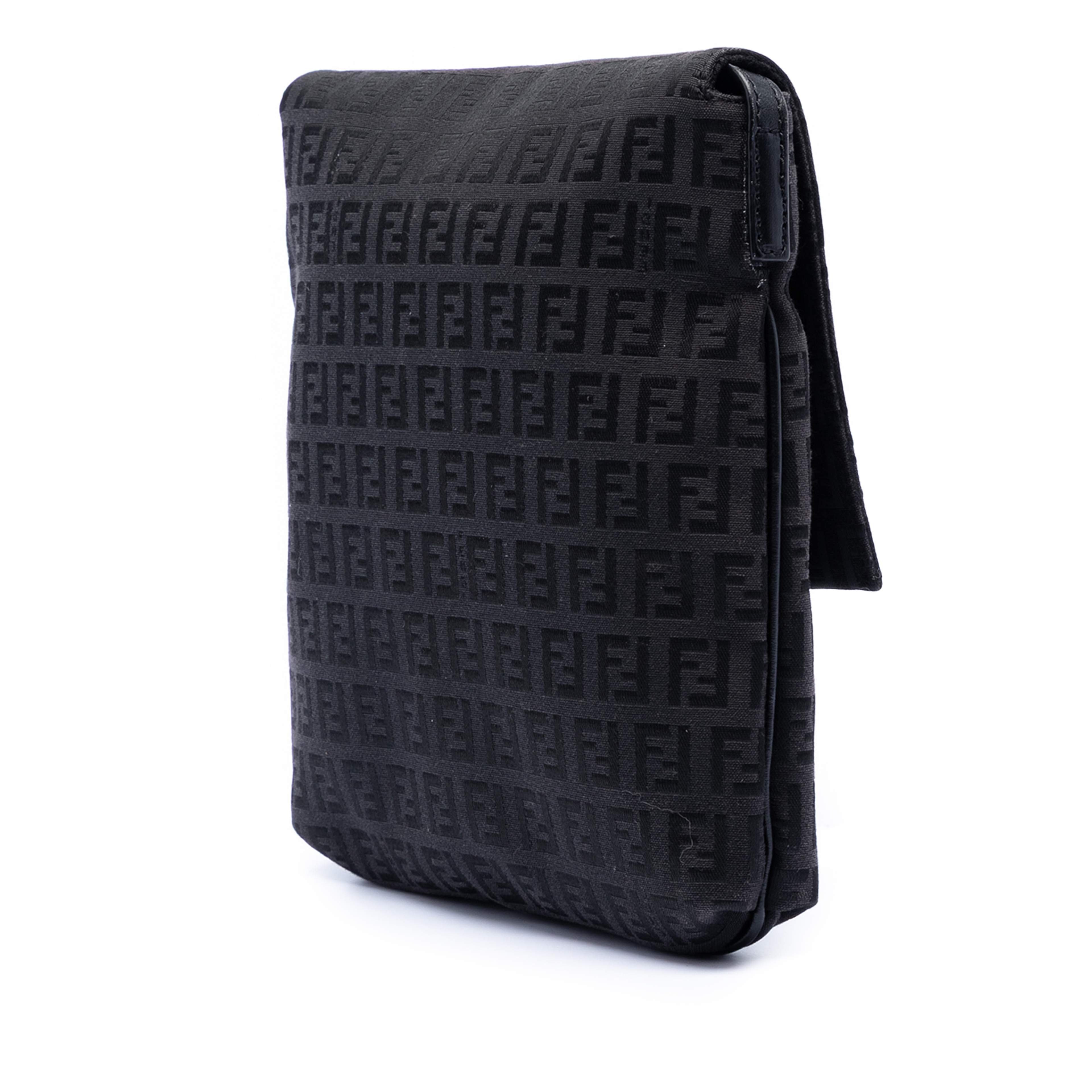Fendi Zucchino Canvas Crossbody, från Luxclusif, i färgen black. Klicka för att öppna bilden i stort format