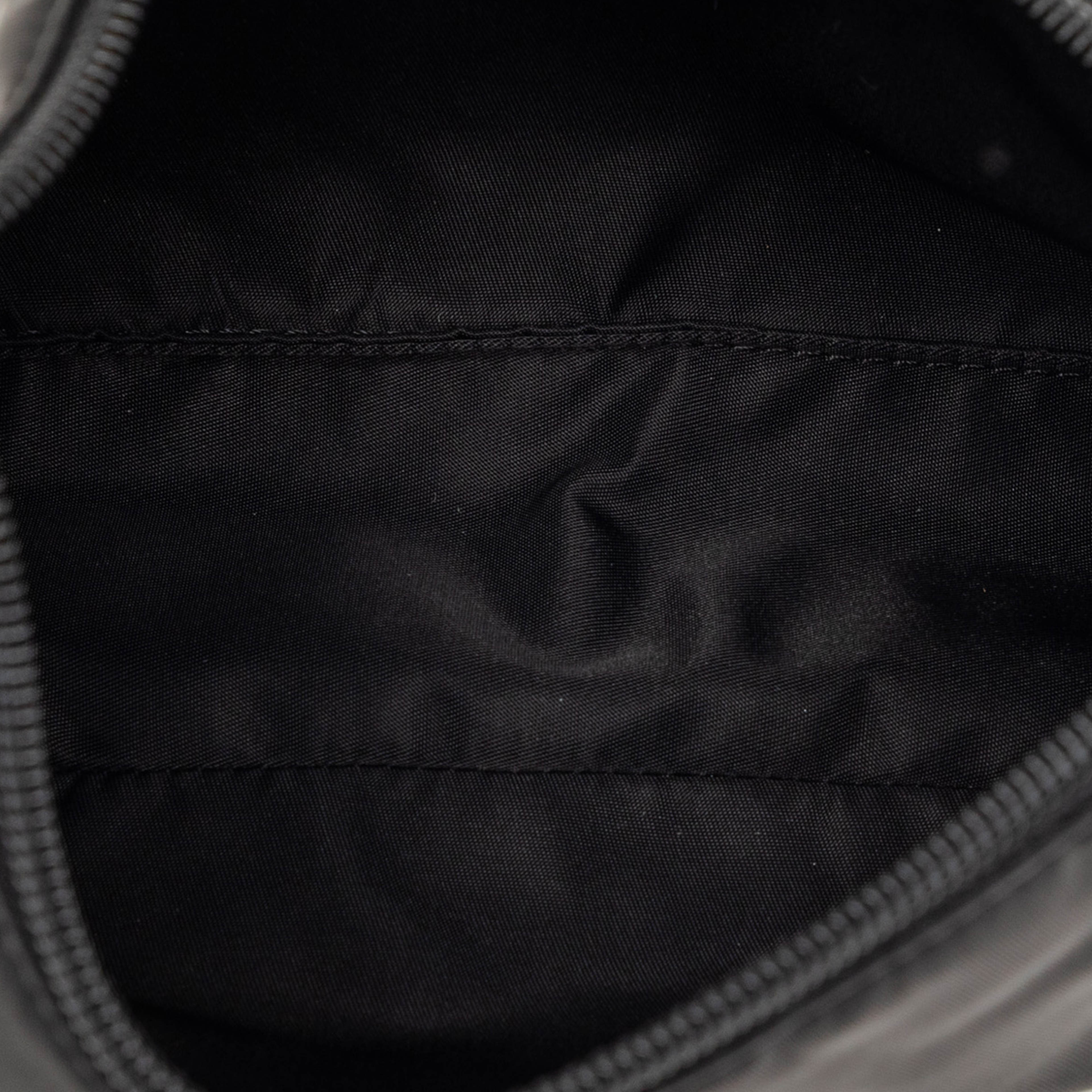 Prada Mini Tessuto Sport Shoulder Bag, från Luxclusif, i färgen black. Klicka för att öppna bilden i stort format